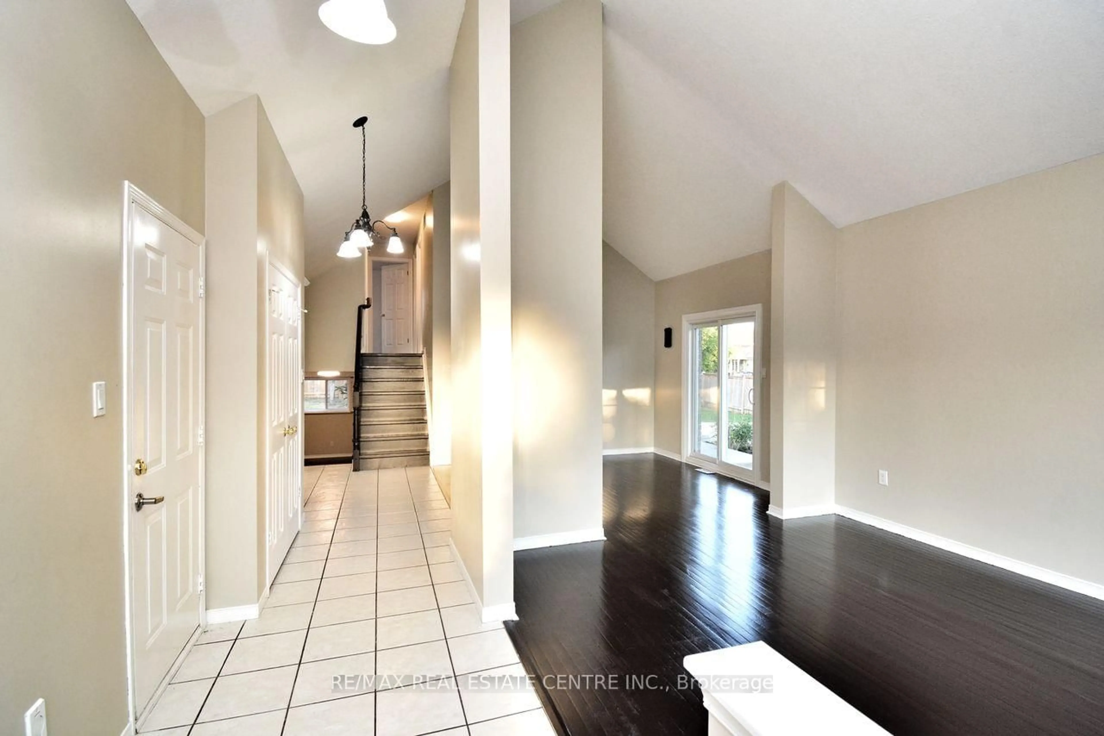 Indoor entryway for 2 Althorp Dr, Orangeville Ontario L9W 5H7