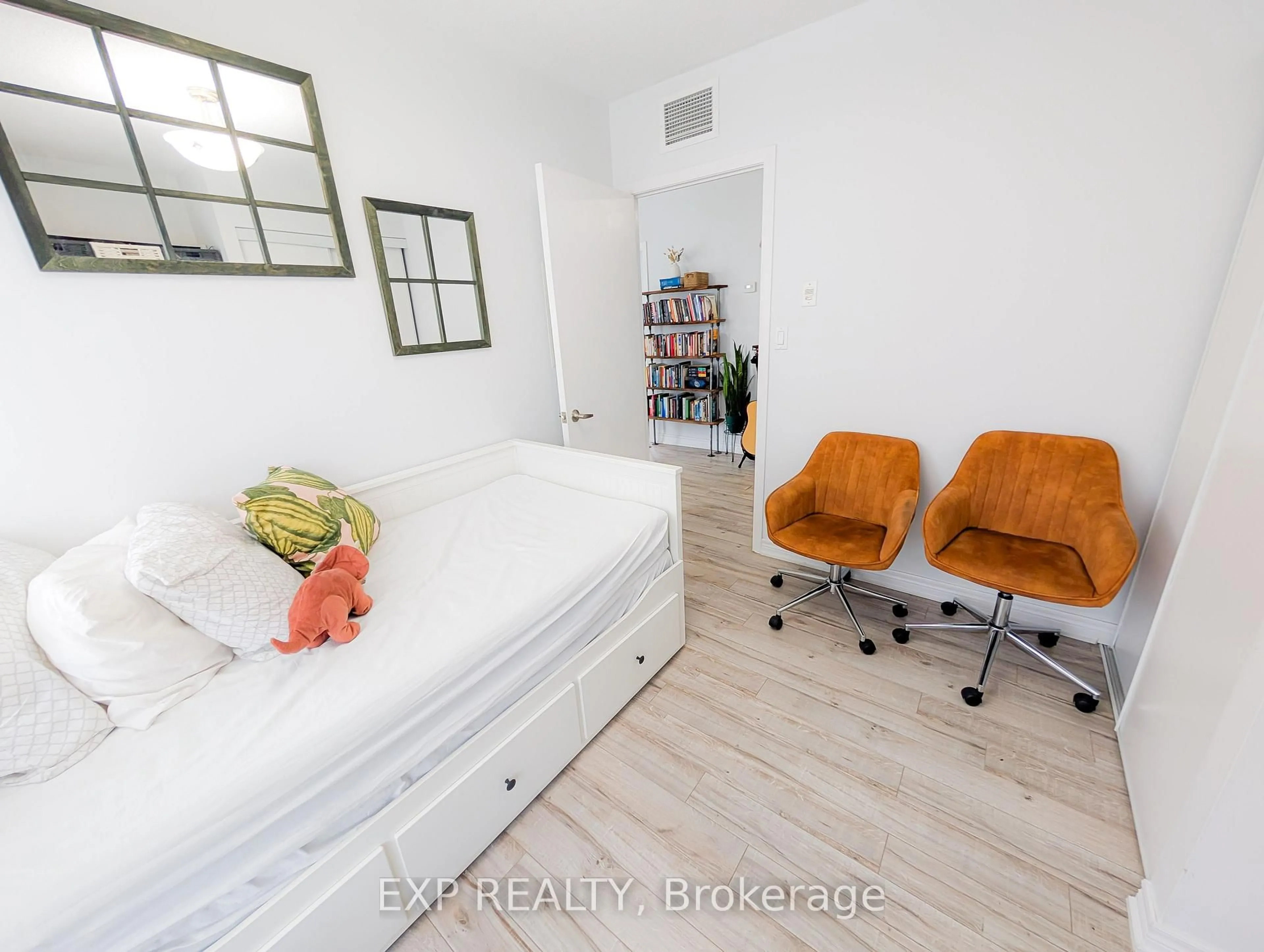 A pic of a room for 2464 Weston Rd #1010, Toronto Ontario M9N 0A2