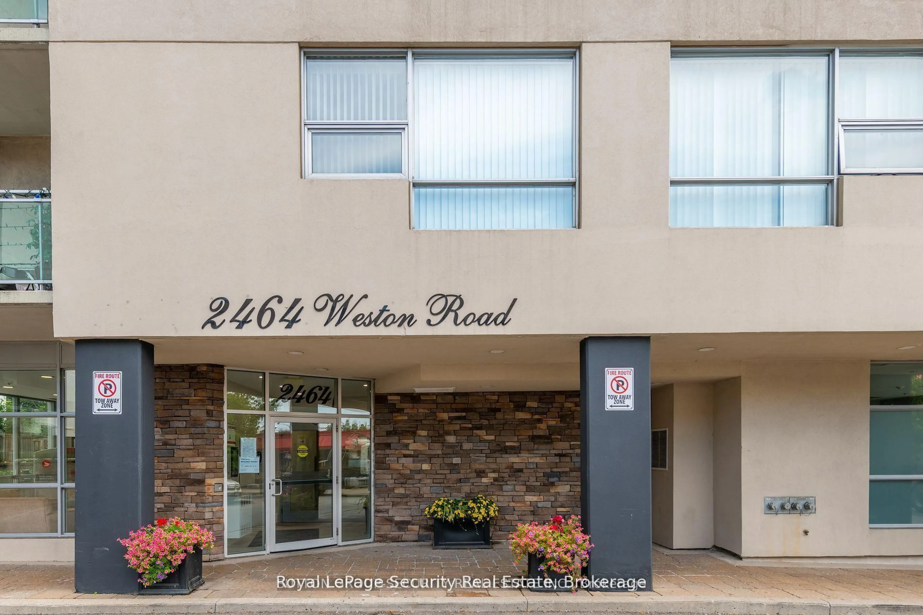 Indoor foyer for 2464 Weston Rd #307, Toronto Ontario M9N 0A2