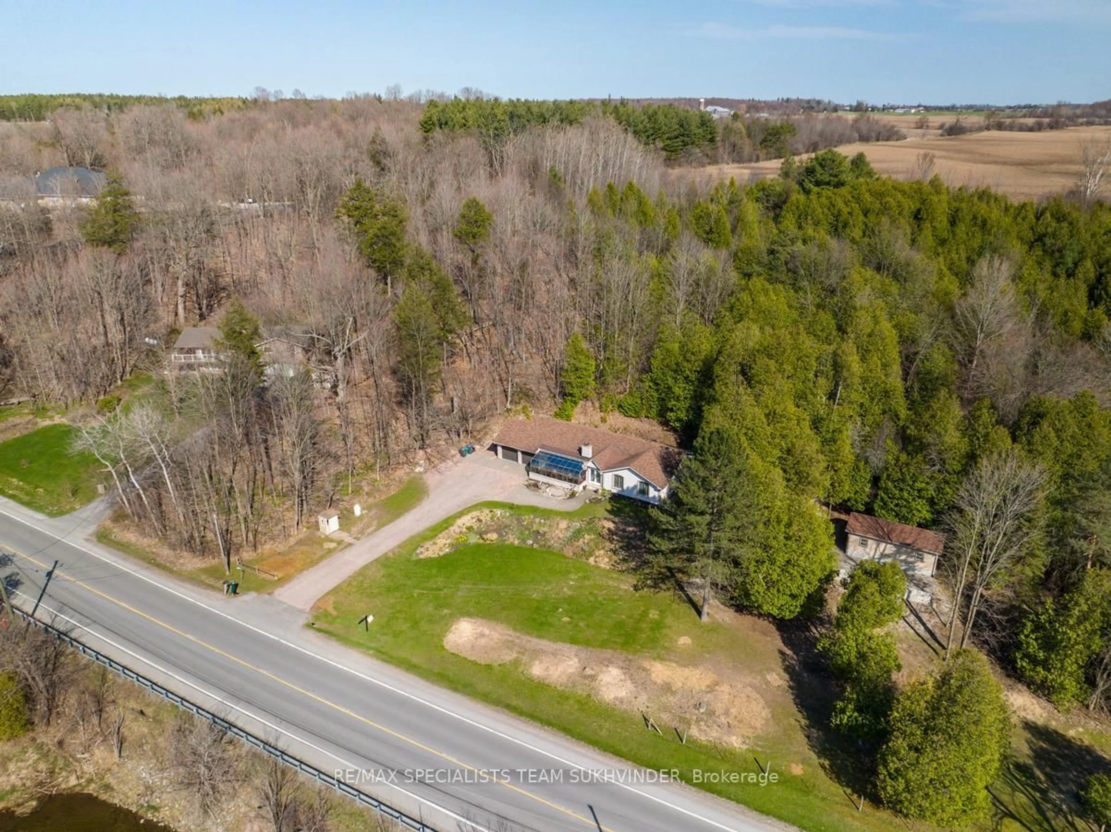 A pic from outside/outdoor area/front of a property/back of a property/a pic from drone, unknown for 685 King St, Caledon Ontario L7C 0S4