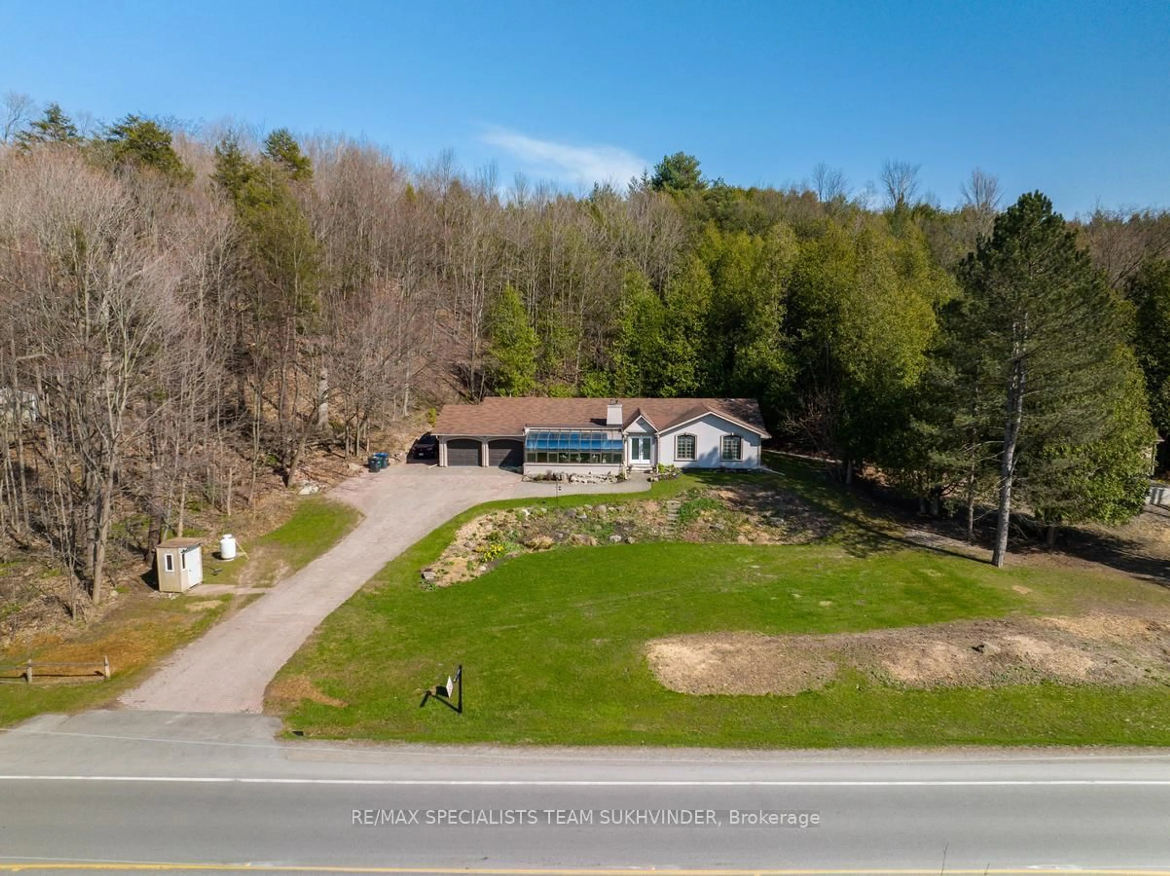 A pic from outside/outdoor area/front of a property/back of a property/a pic from drone, water/lake/river/ocean view for 685 King St, Caledon Ontario L7C 0S4