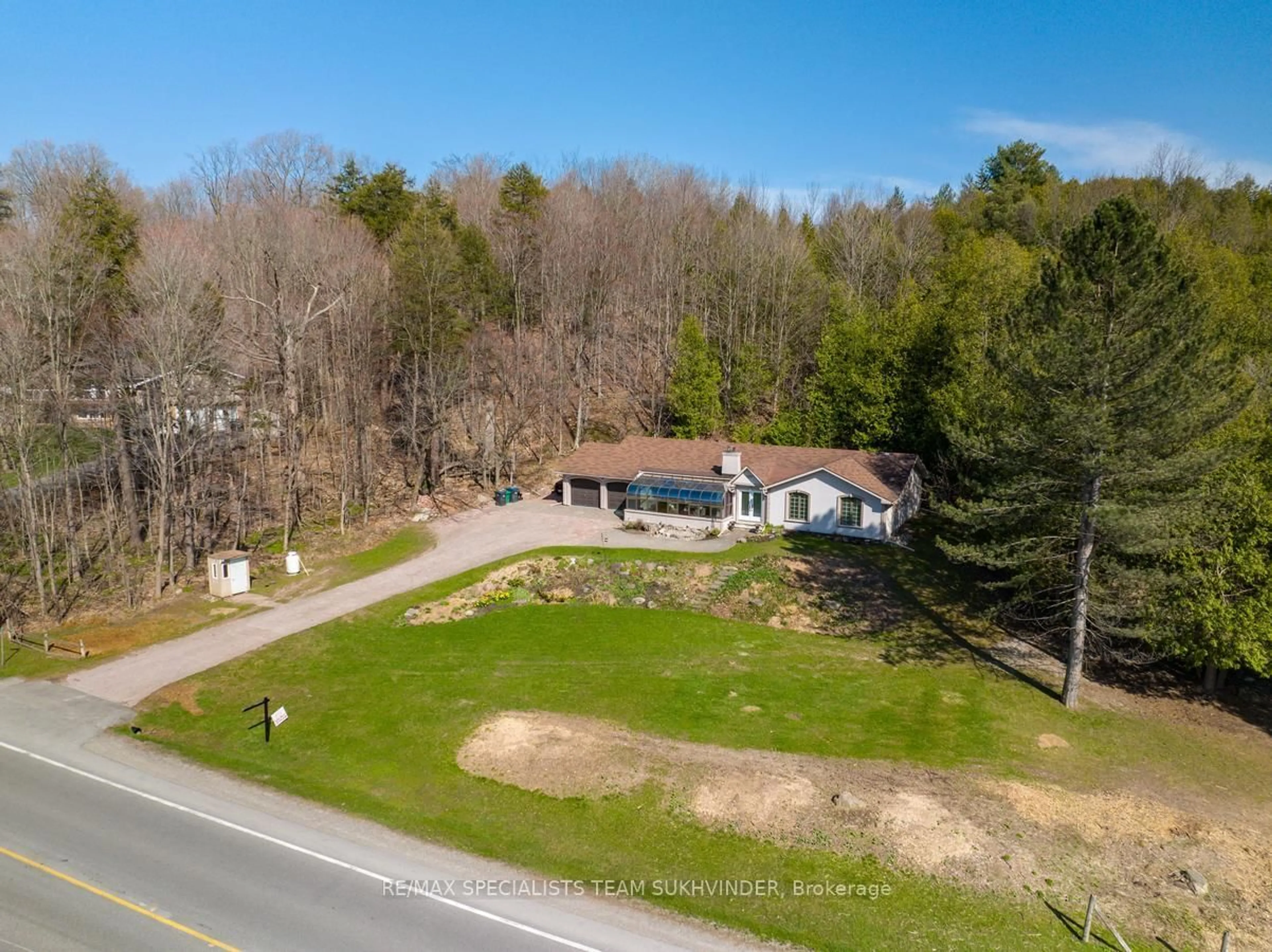 A pic from outside/outdoor area/front of a property/back of a property/a pic from drone, unknown for 685 King St, Caledon Ontario L7C 0S4