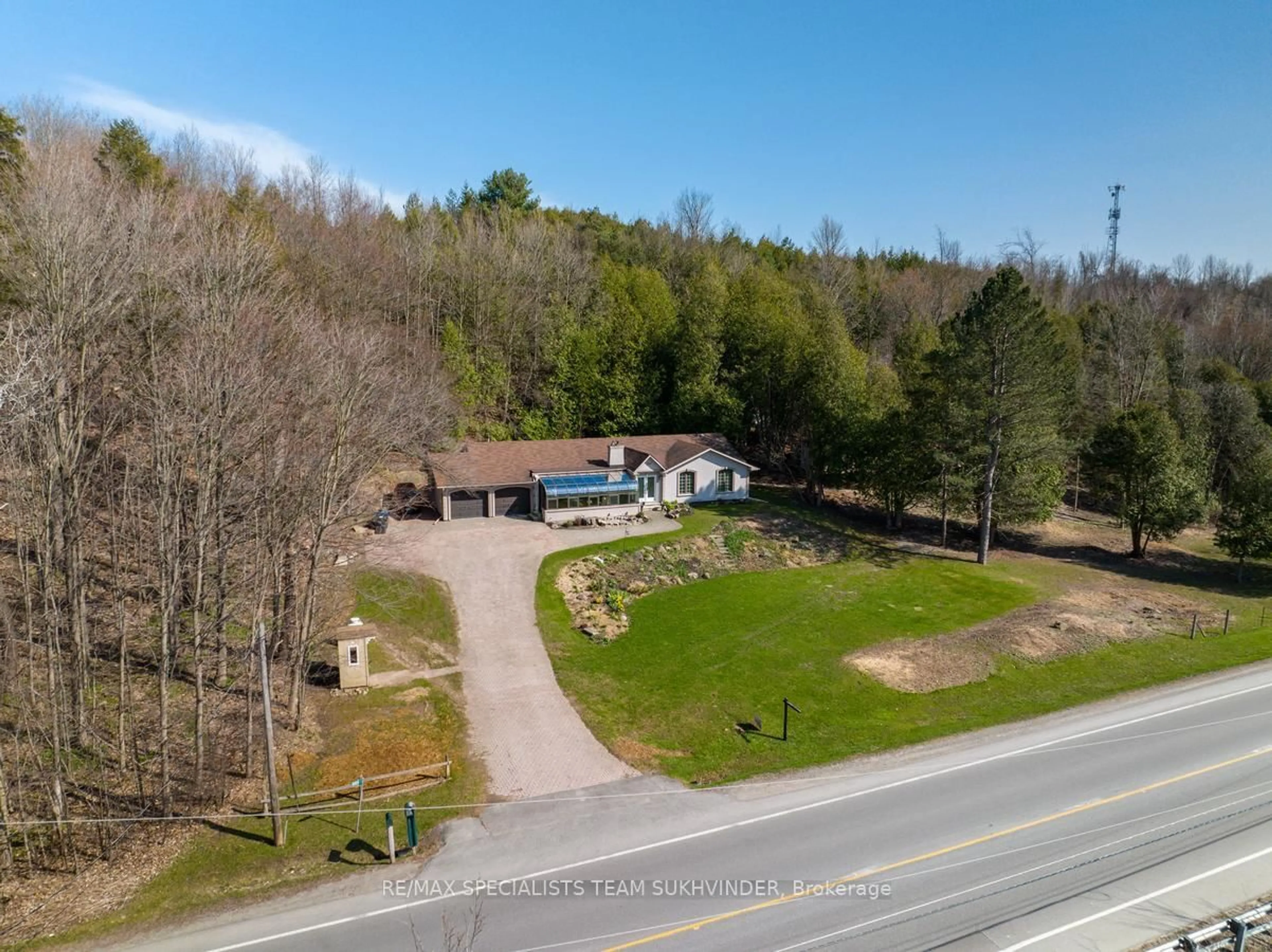 A pic from outside/outdoor area/front of a property/back of a property/a pic from drone, unknown for 685 King St, Caledon Ontario L7C 0S4