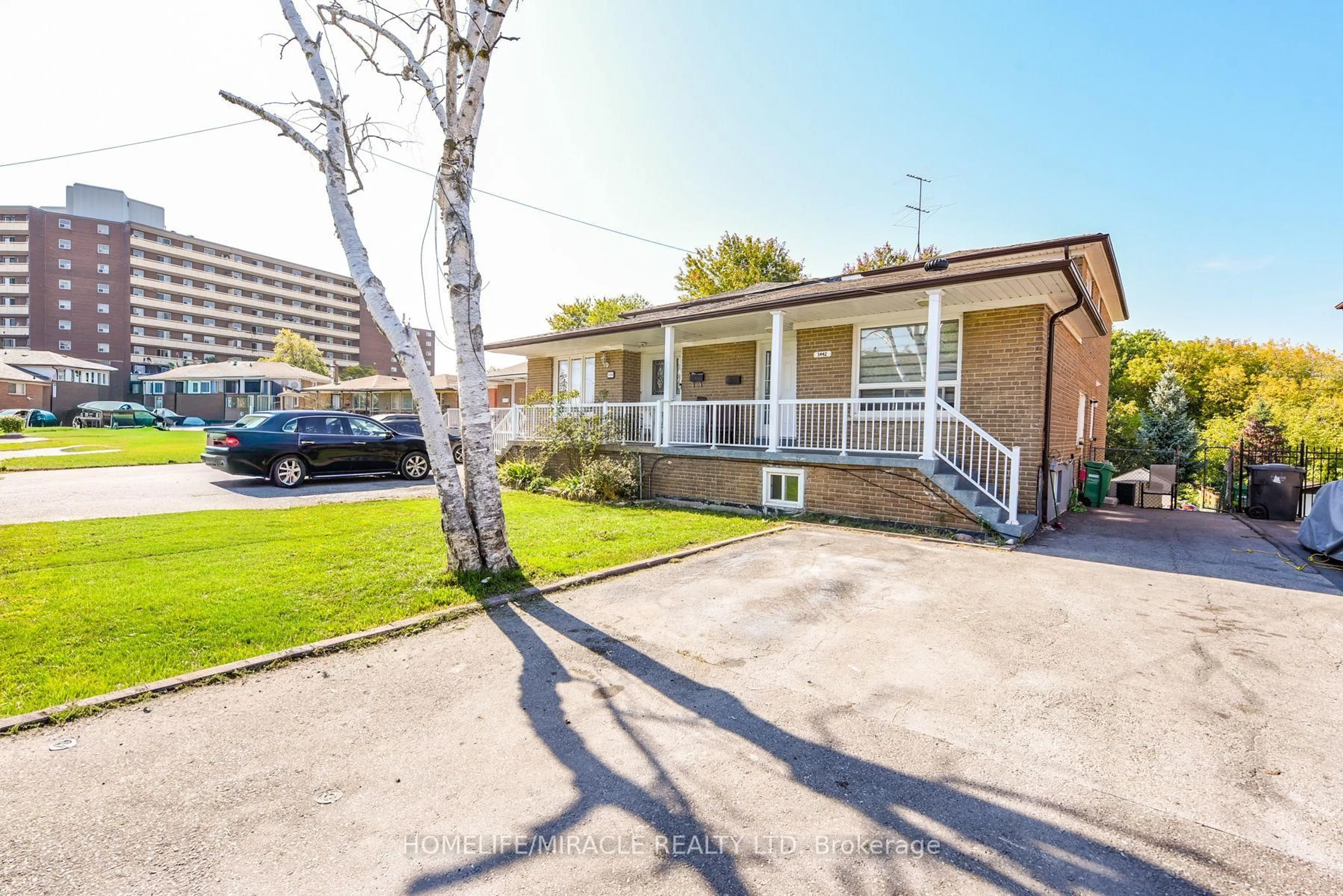 A pic from outside/outdoor area/front of a property/back of a property/a pic from drone, street for 3442 Laddie Cres, Mississauga Ontario L4T 1N1