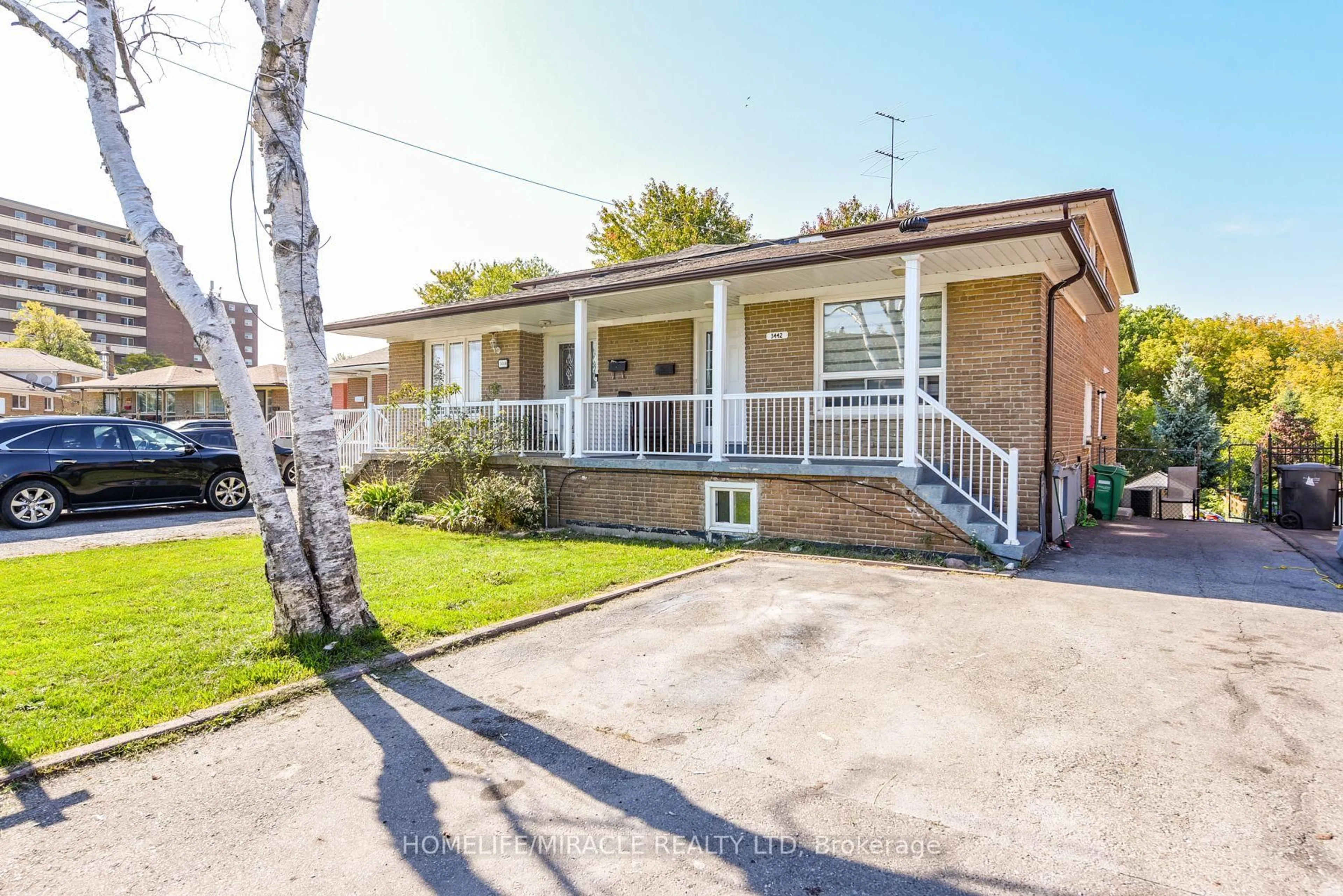 A pic from outside/outdoor area/front of a property/back of a property/a pic from drone, street for 3442 Laddie Cres, Mississauga Ontario L4T 1N1