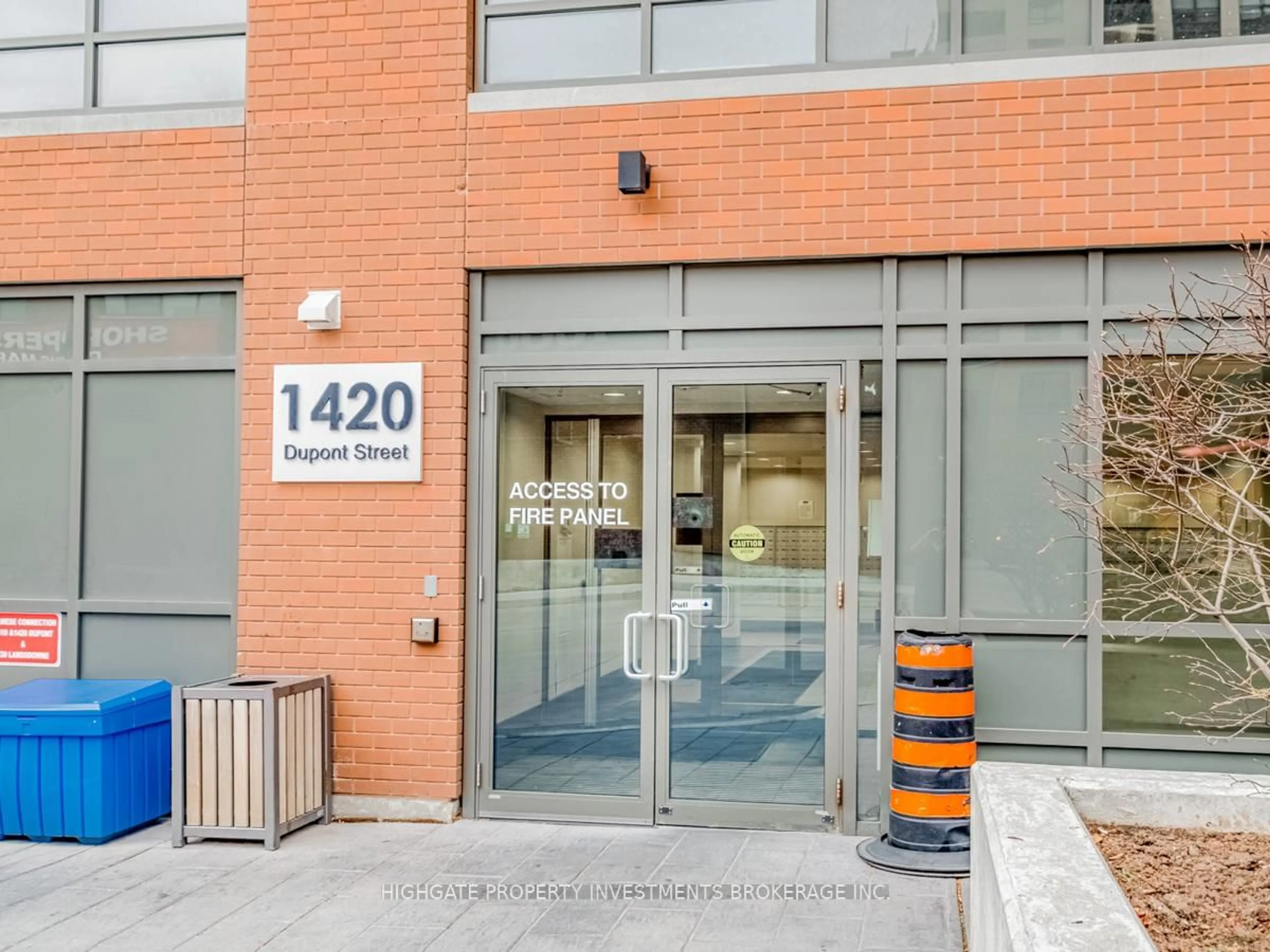 Indoor foyer for 1420 Dupont St #806, Toronto Ontario M6H 0C2