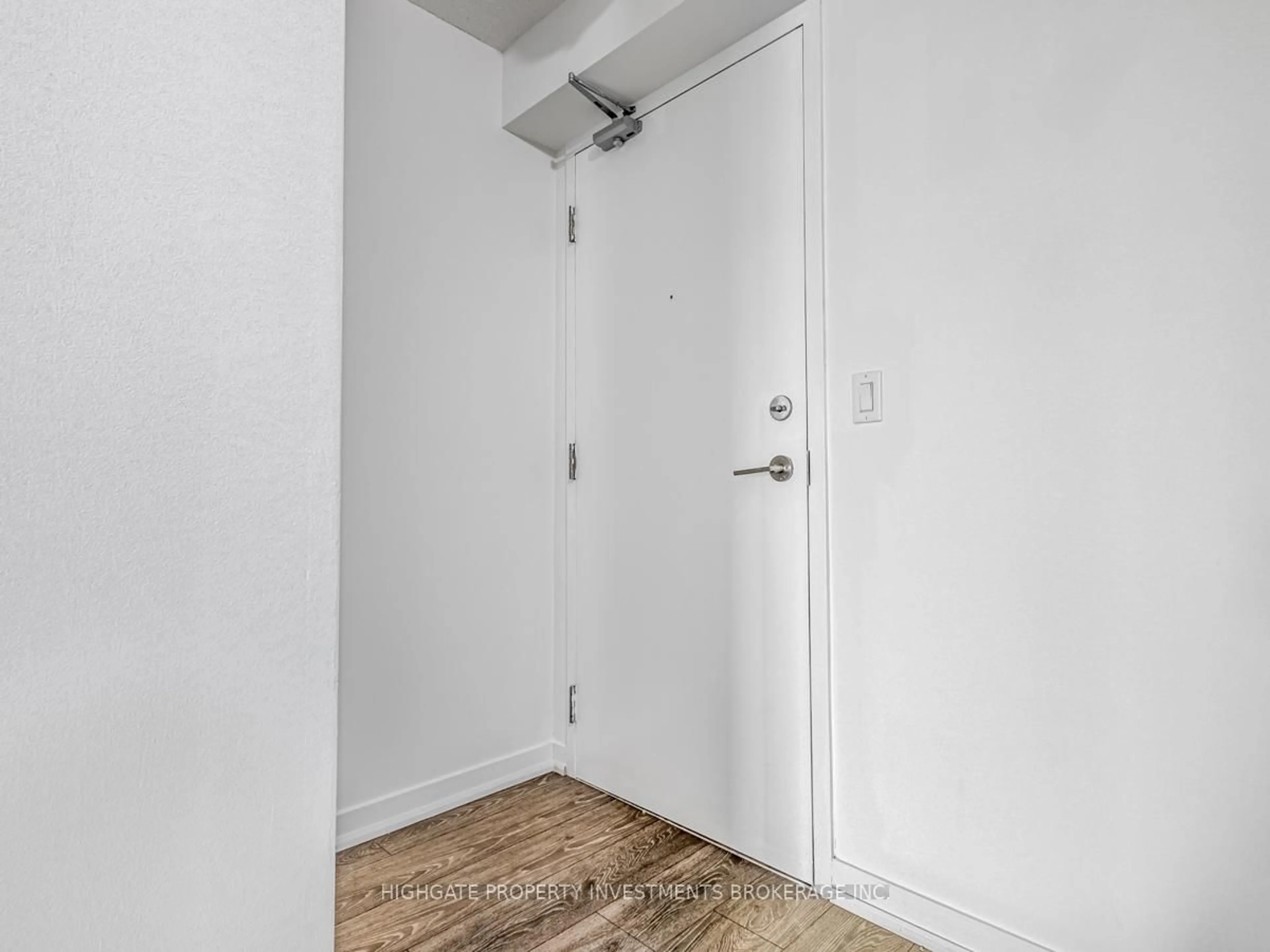 Indoor entryway for 1420 Dupont St #806, Toronto Ontario M6H 0C2