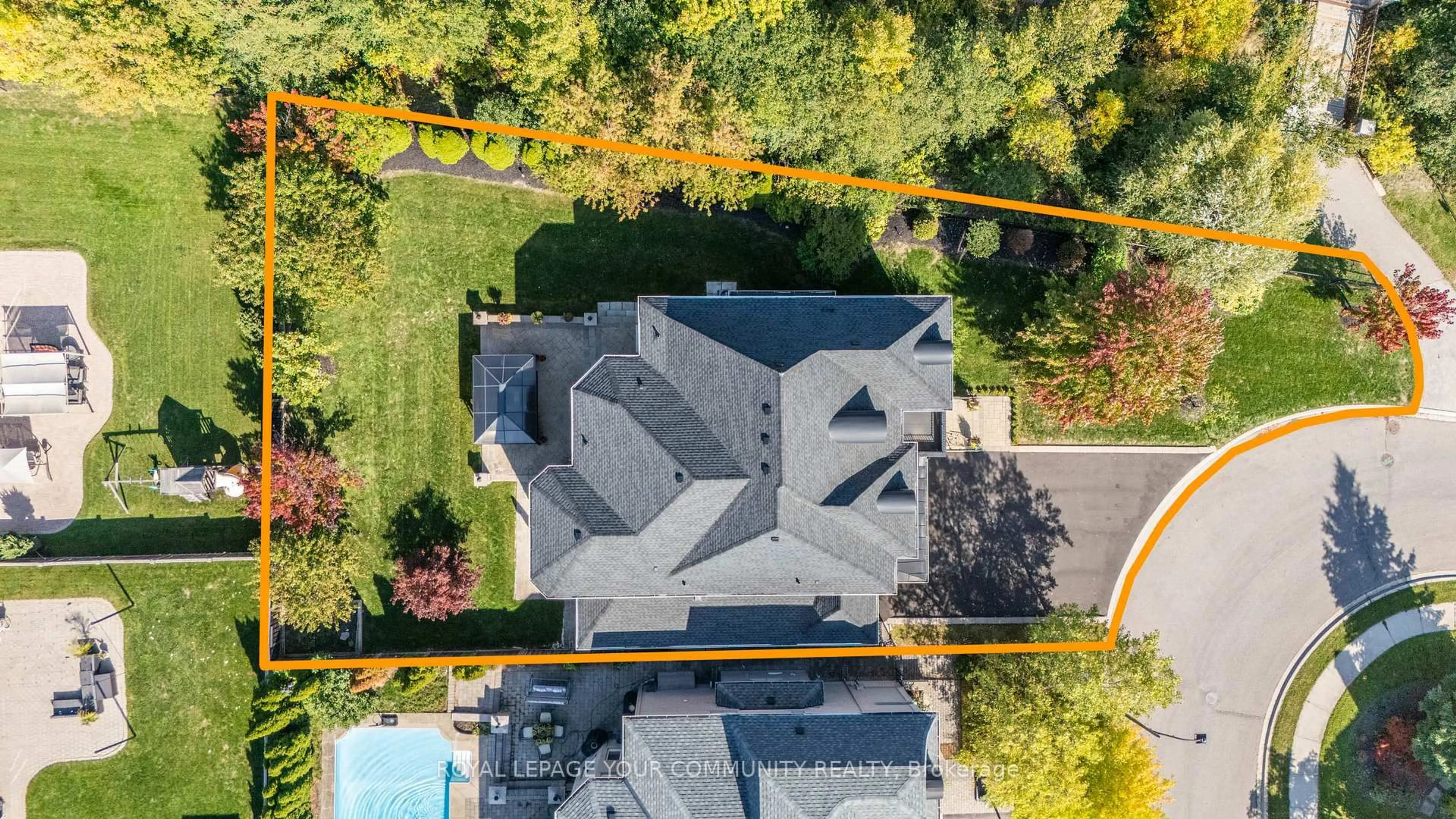 A pic from outside/outdoor area/front of a property/back of a property/a pic from drone, street for 26 Louvain Dr, Brampton Ontario L6P 1W6