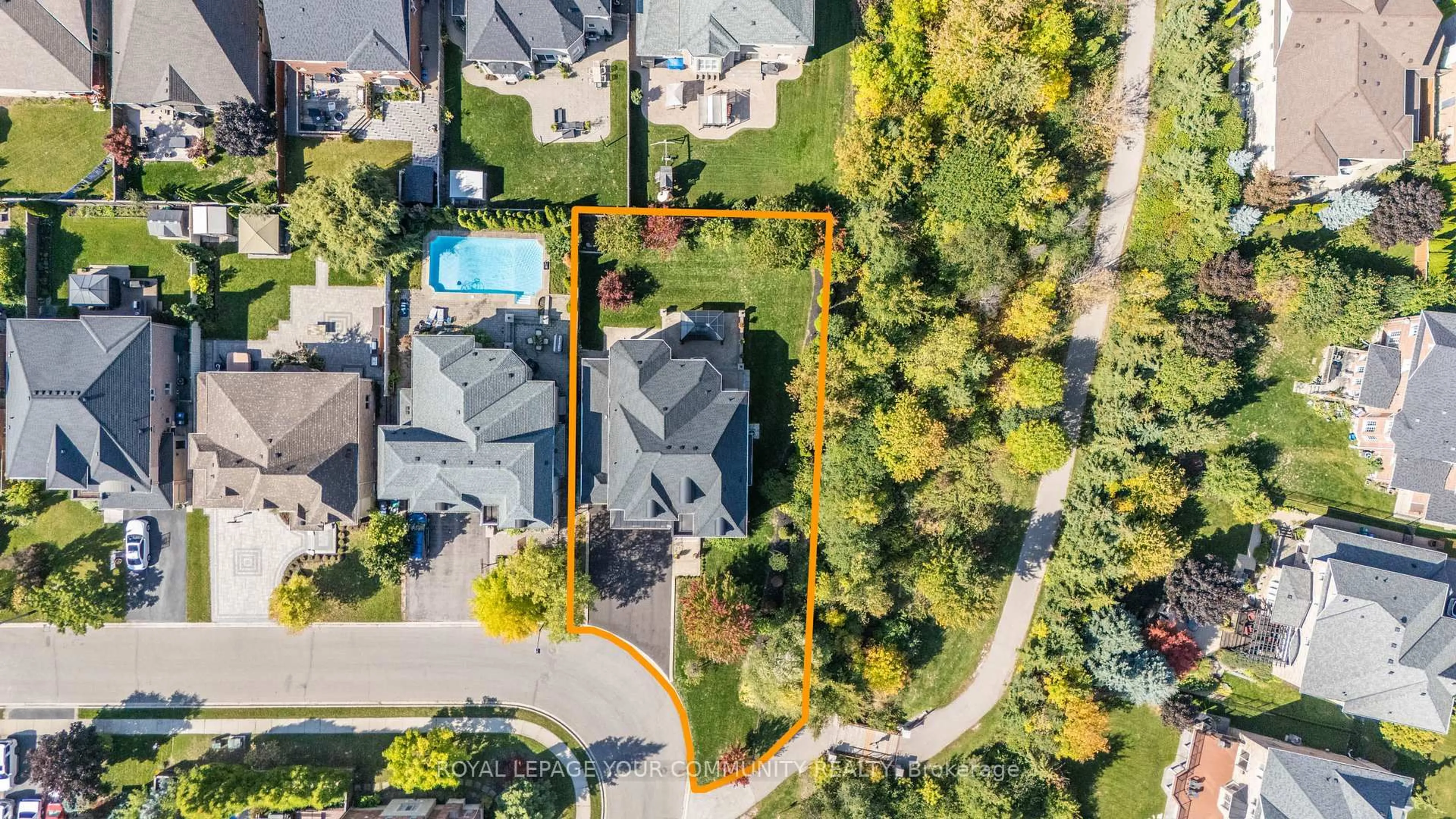 A pic from outside/outdoor area/front of a property/back of a property/a pic from drone, street for 26 Louvain Dr, Brampton Ontario L6P 1W6