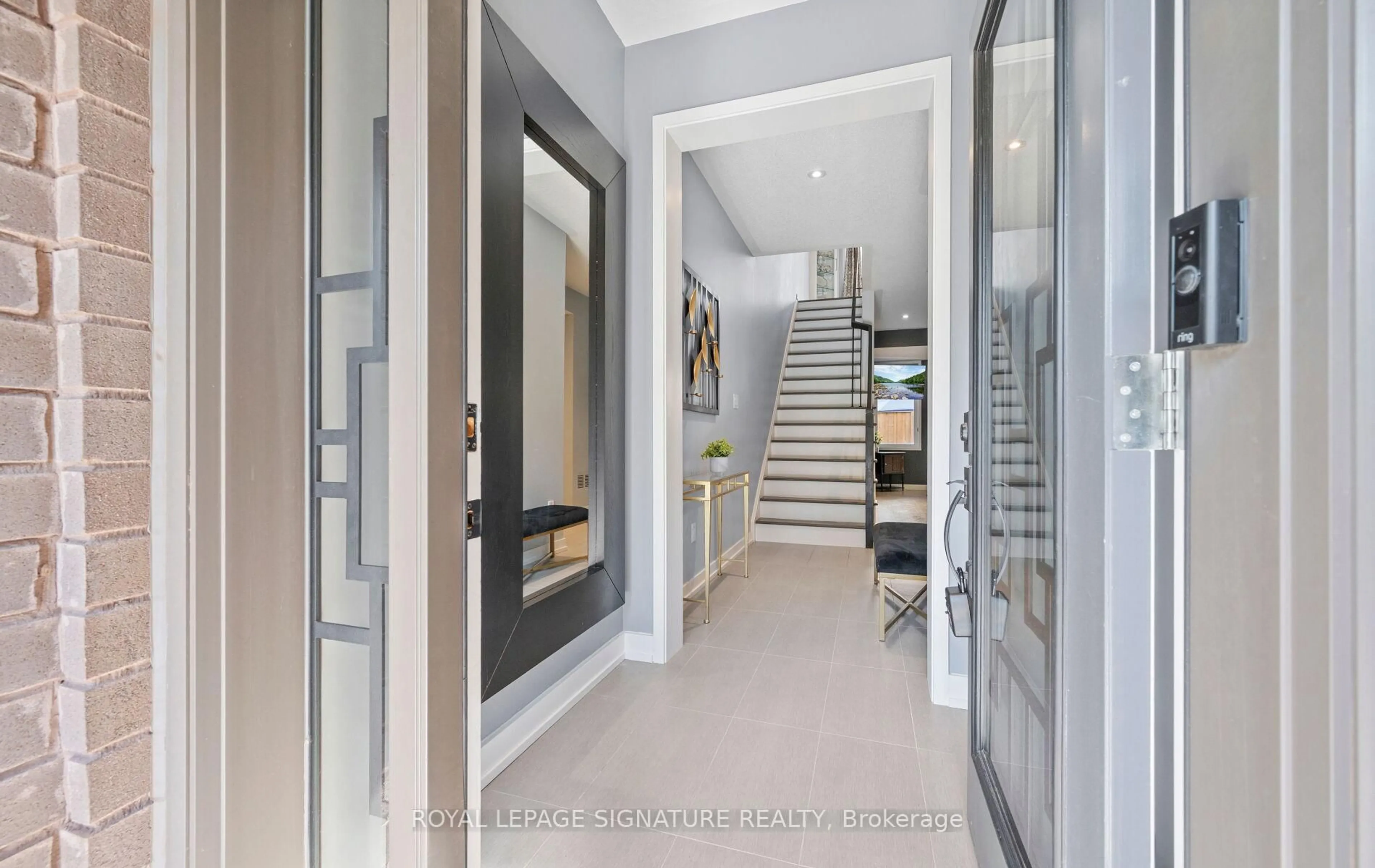 Indoor foyer for 173 Sabina Dr, Oakville Ontario L6H 0L4