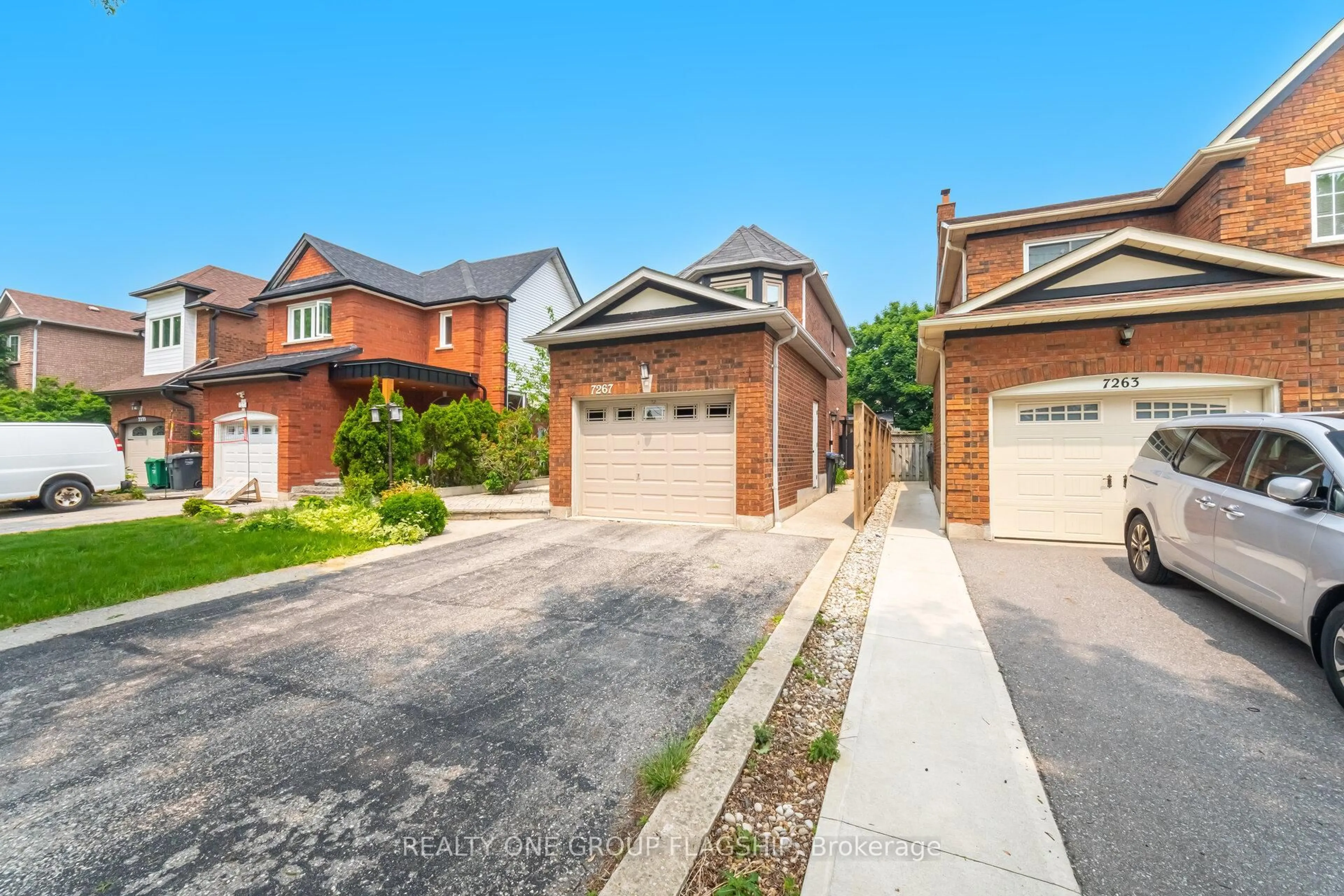 Home with brick exterior material, street for 7267 Windbreak Crt, Mississauga Ontario L5N 6K6
