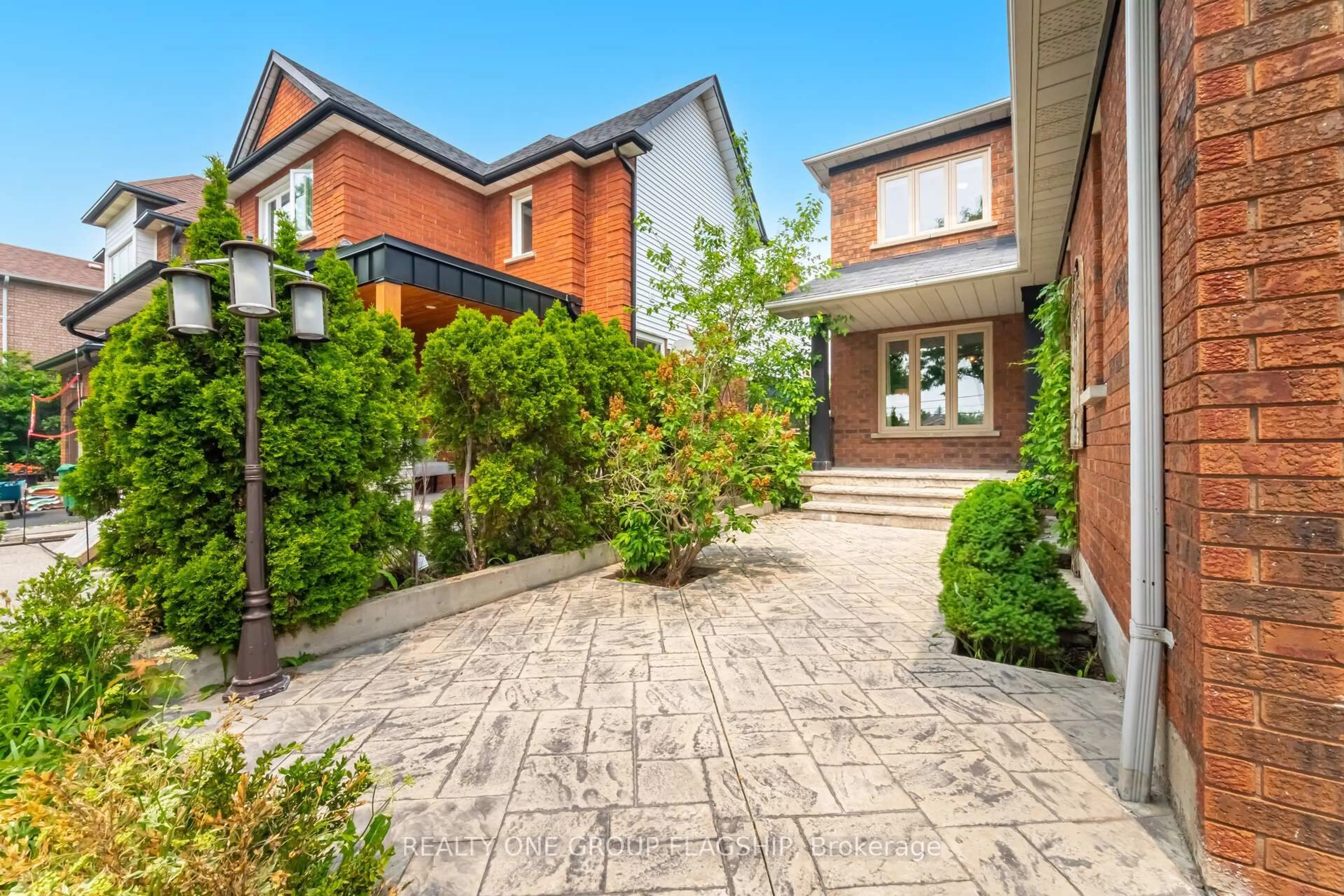Home with brick exterior material, street for 7267 Windbreak Crt, Mississauga Ontario L5N 6K6