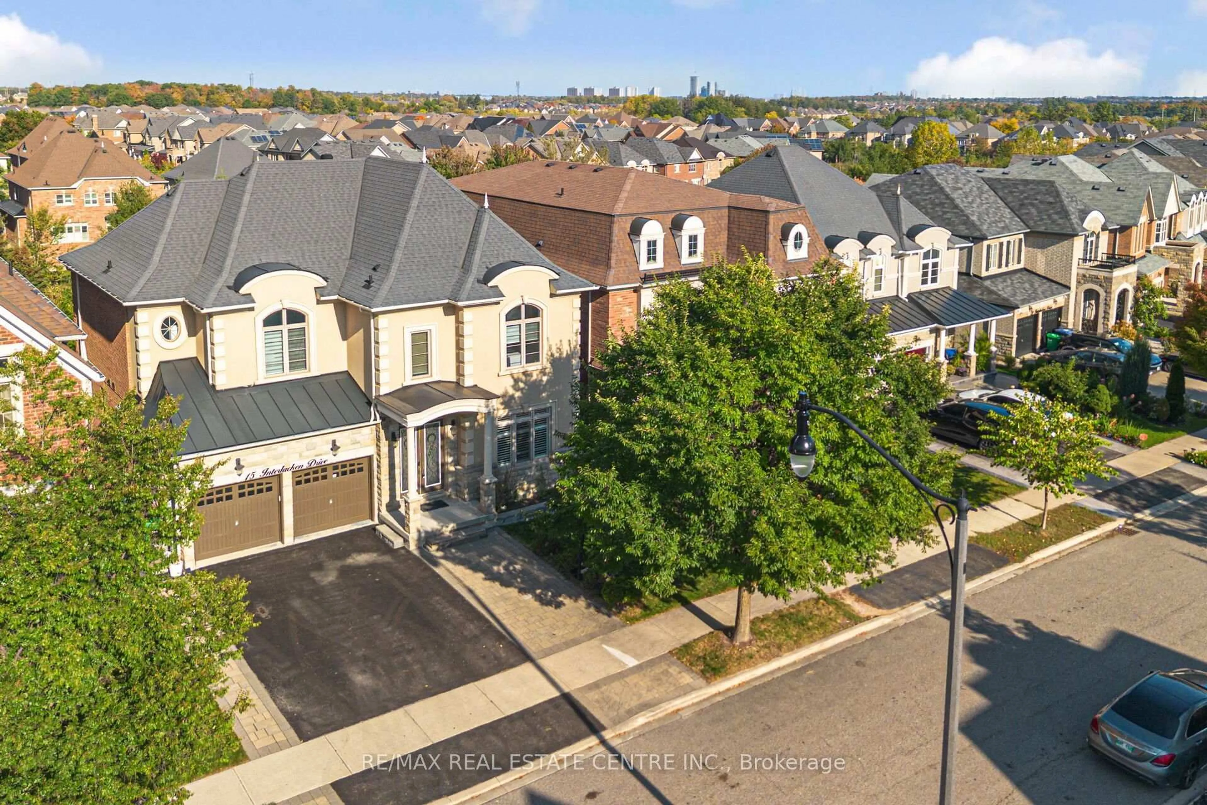 A pic from outside/outdoor area/front of a property/back of a property/a pic from drone, street for 15 Interlacken Dr, Brampton Ontario L6X 0Y1