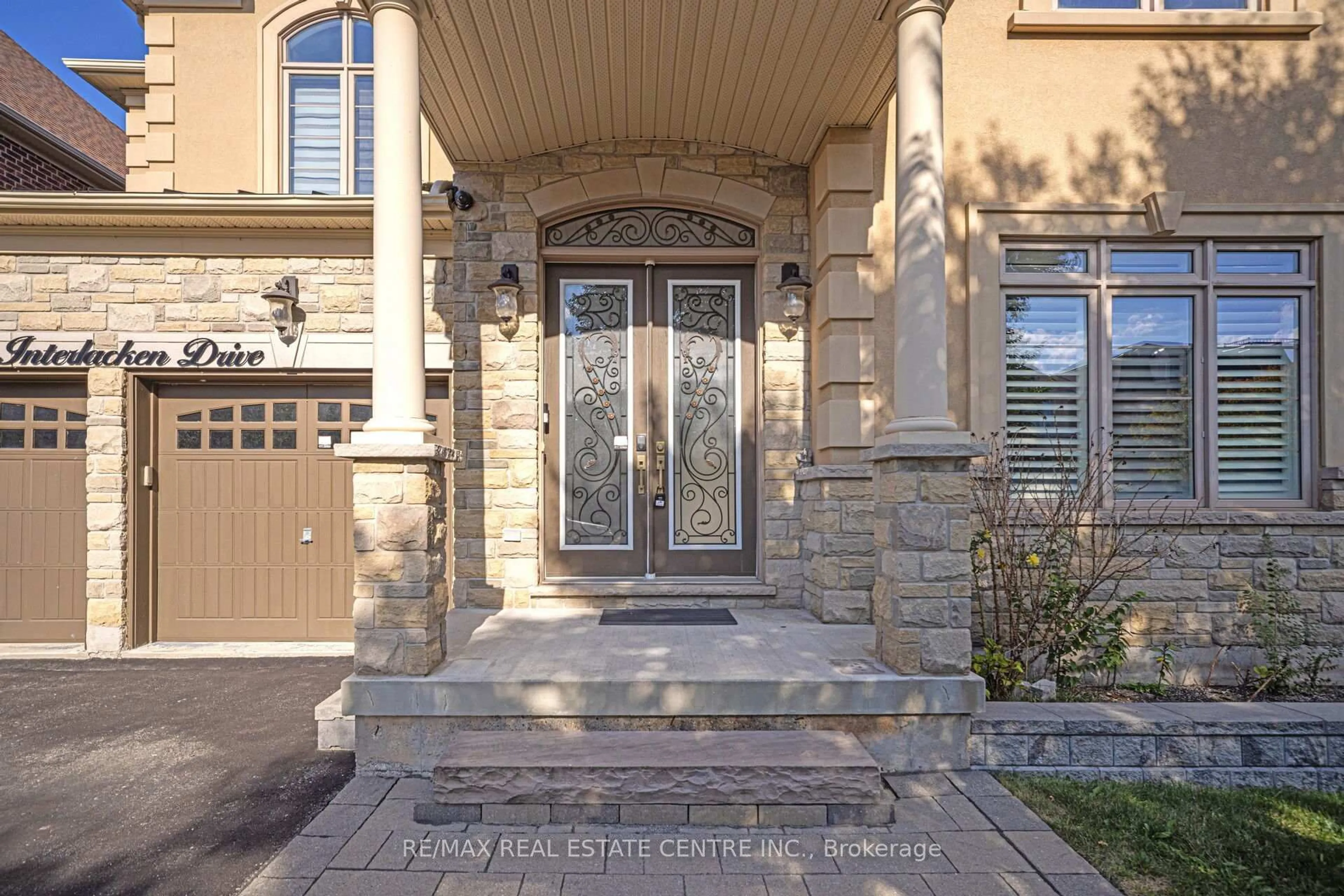 Indoor entryway for 15 Interlacken Dr, Brampton Ontario L6X 0Y1