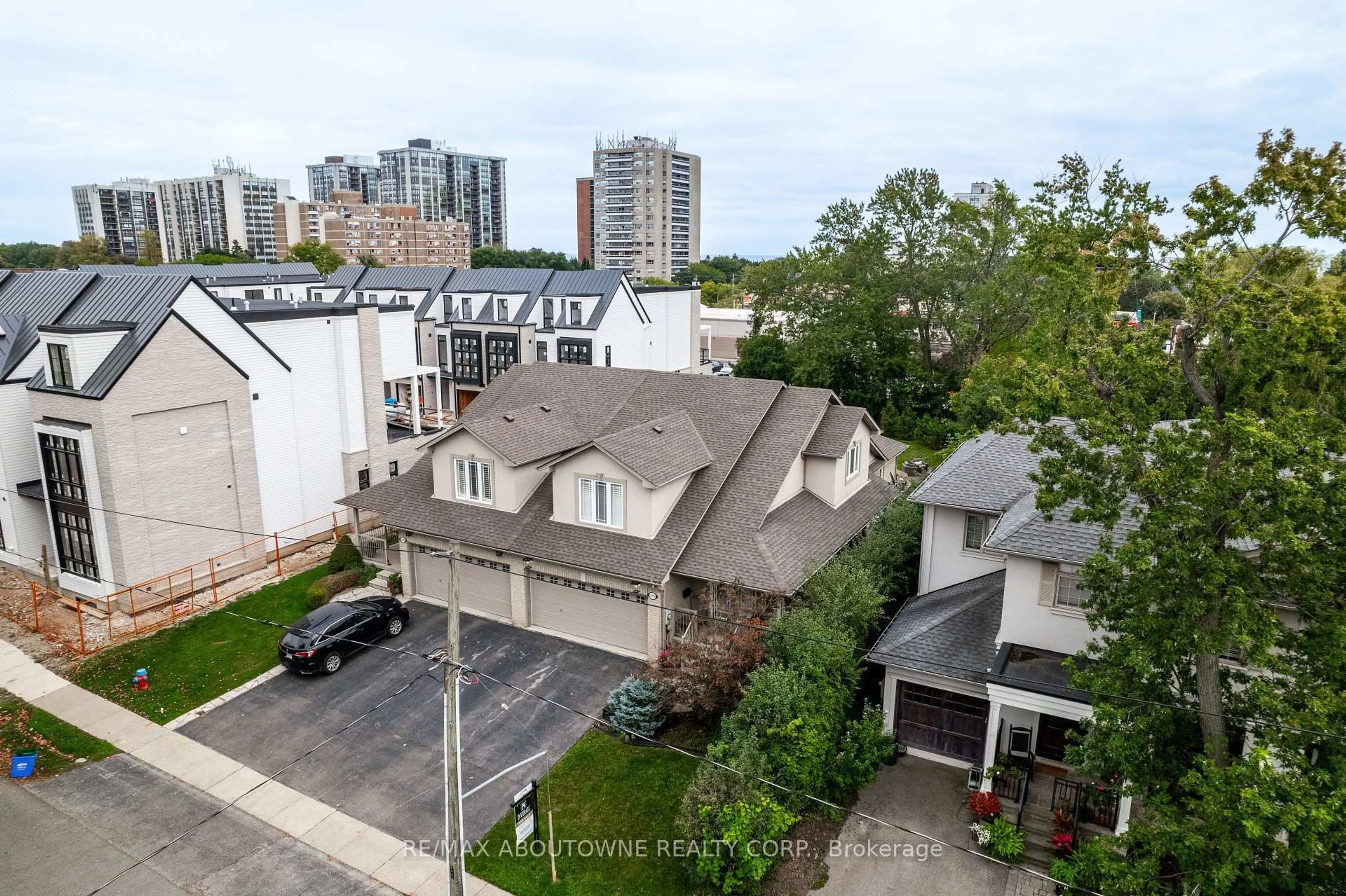 A pic from outside/outdoor area/front of a property/back of a property/a pic from drone, city buildings view from balcony for 2304 Sovereign St, Oakville Ontario L6L 1L6