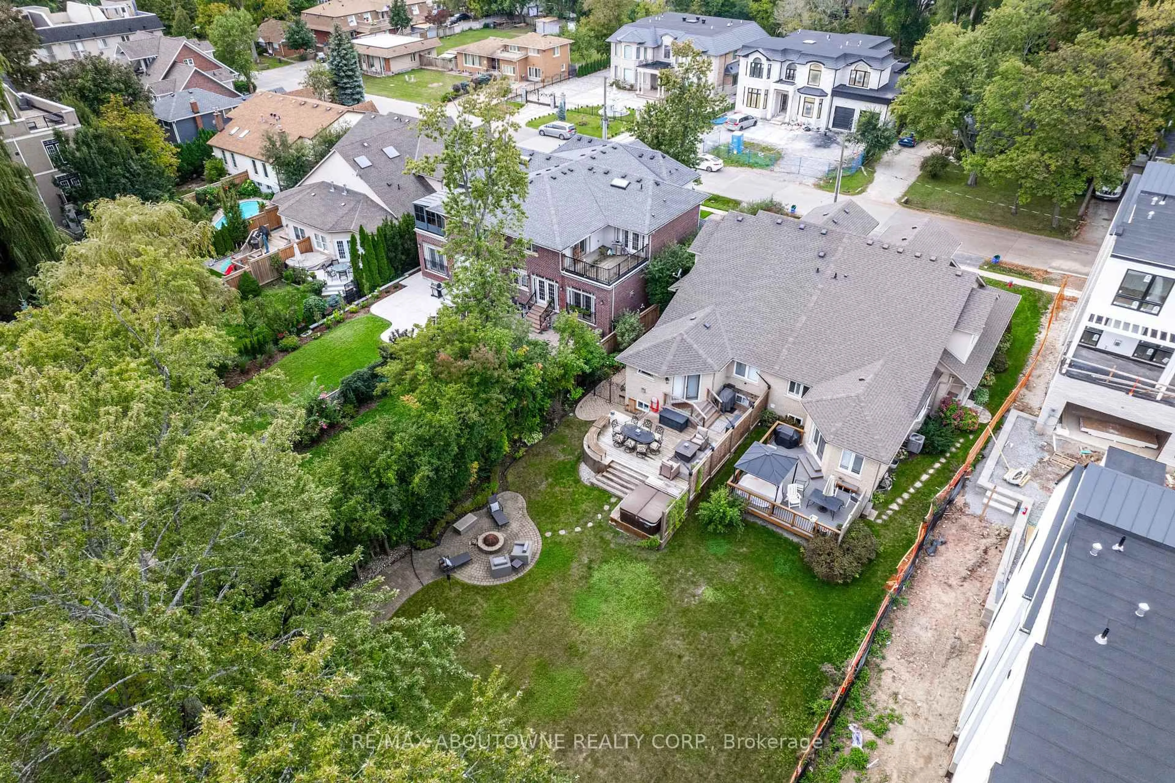A pic from outside/outdoor area/front of a property/back of a property/a pic from drone, street for 2304 Sovereign St, Oakville Ontario L6L 1L6