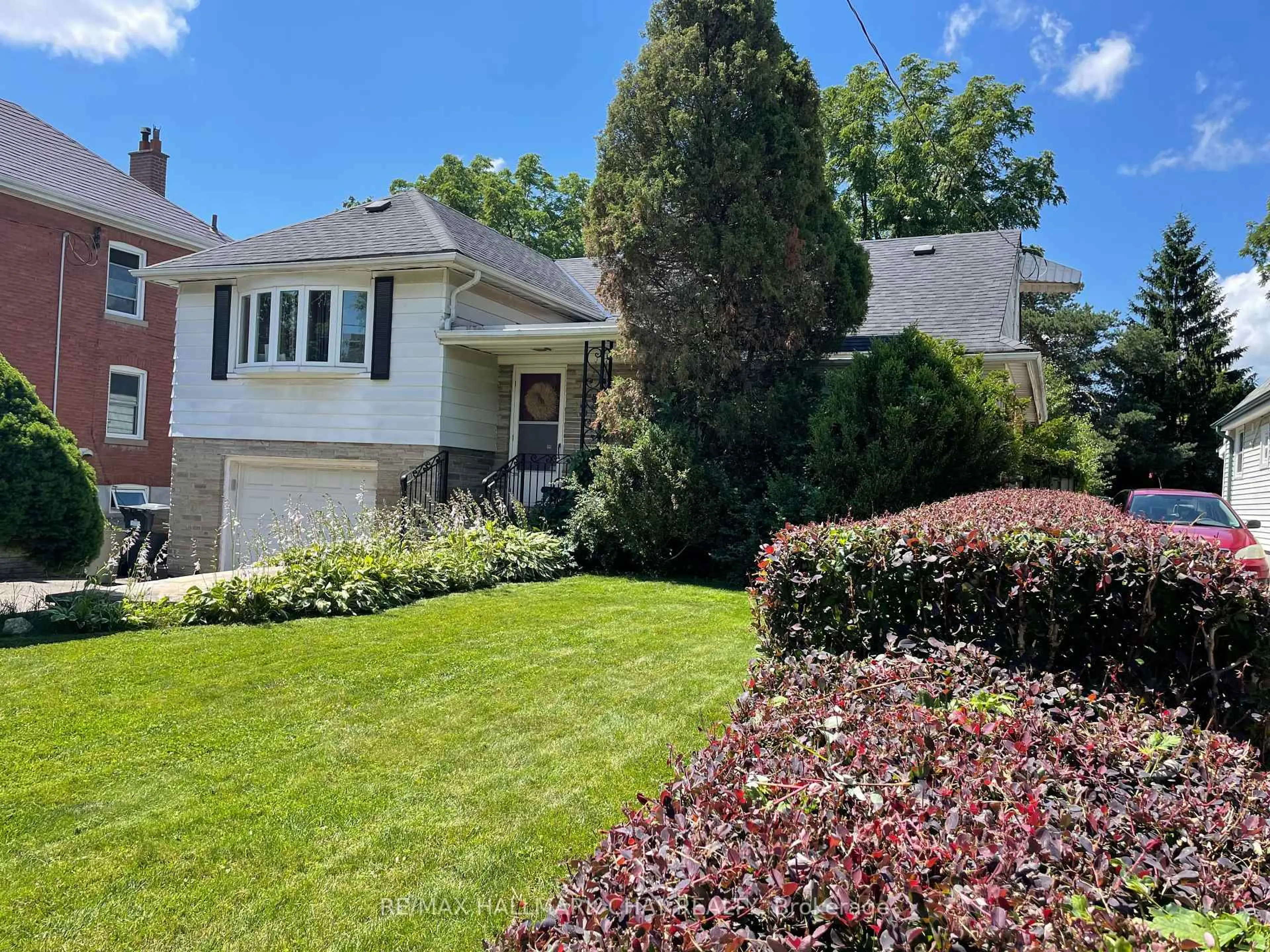 Home with vinyl exterior material, street for 33 Mill St, Brampton Ontario L6Y 1S7