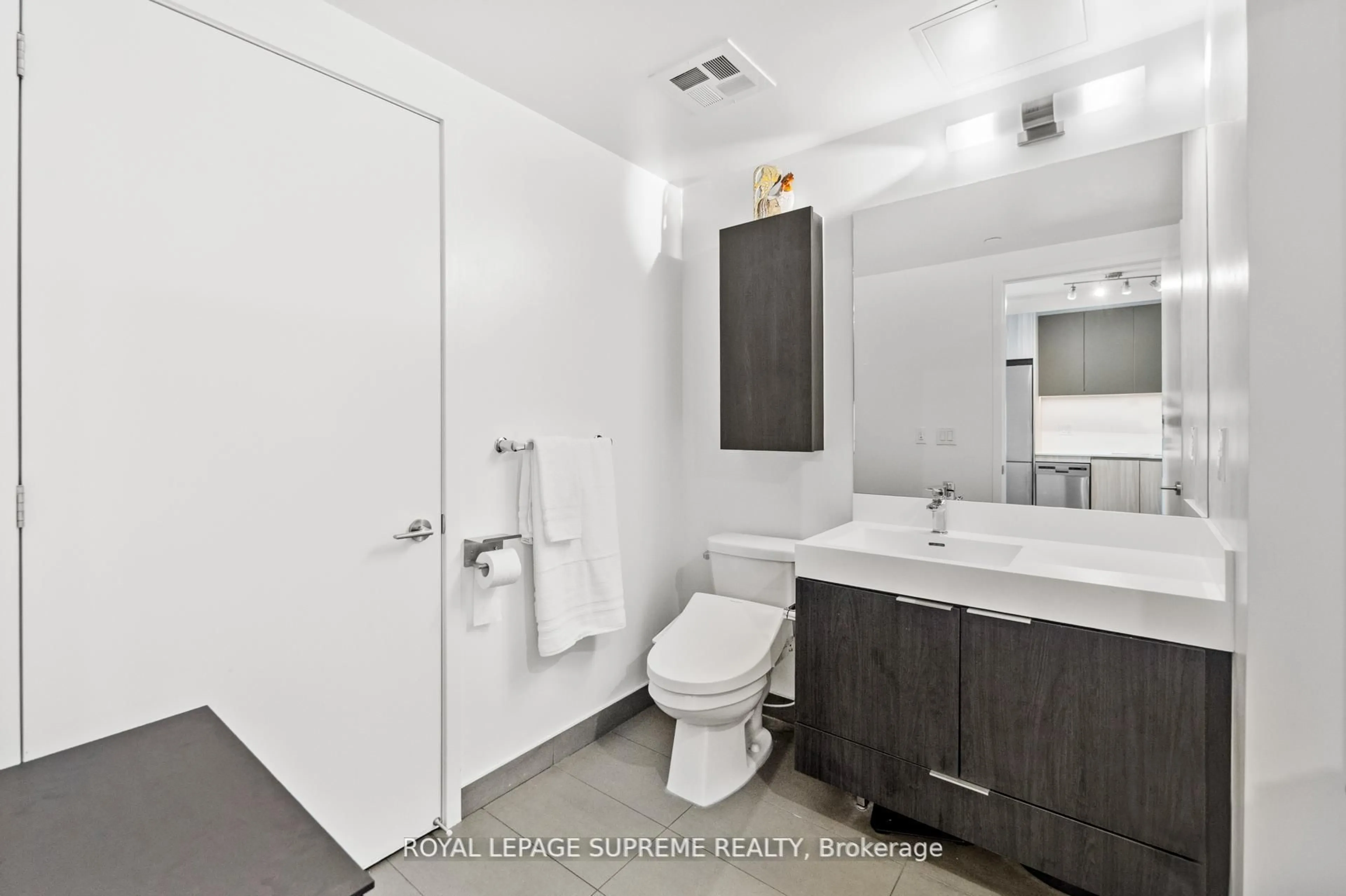 Standard bathroom, ceramic/tile floor for 3100 Keele St #925, Toronto Ontario M3M 0E1