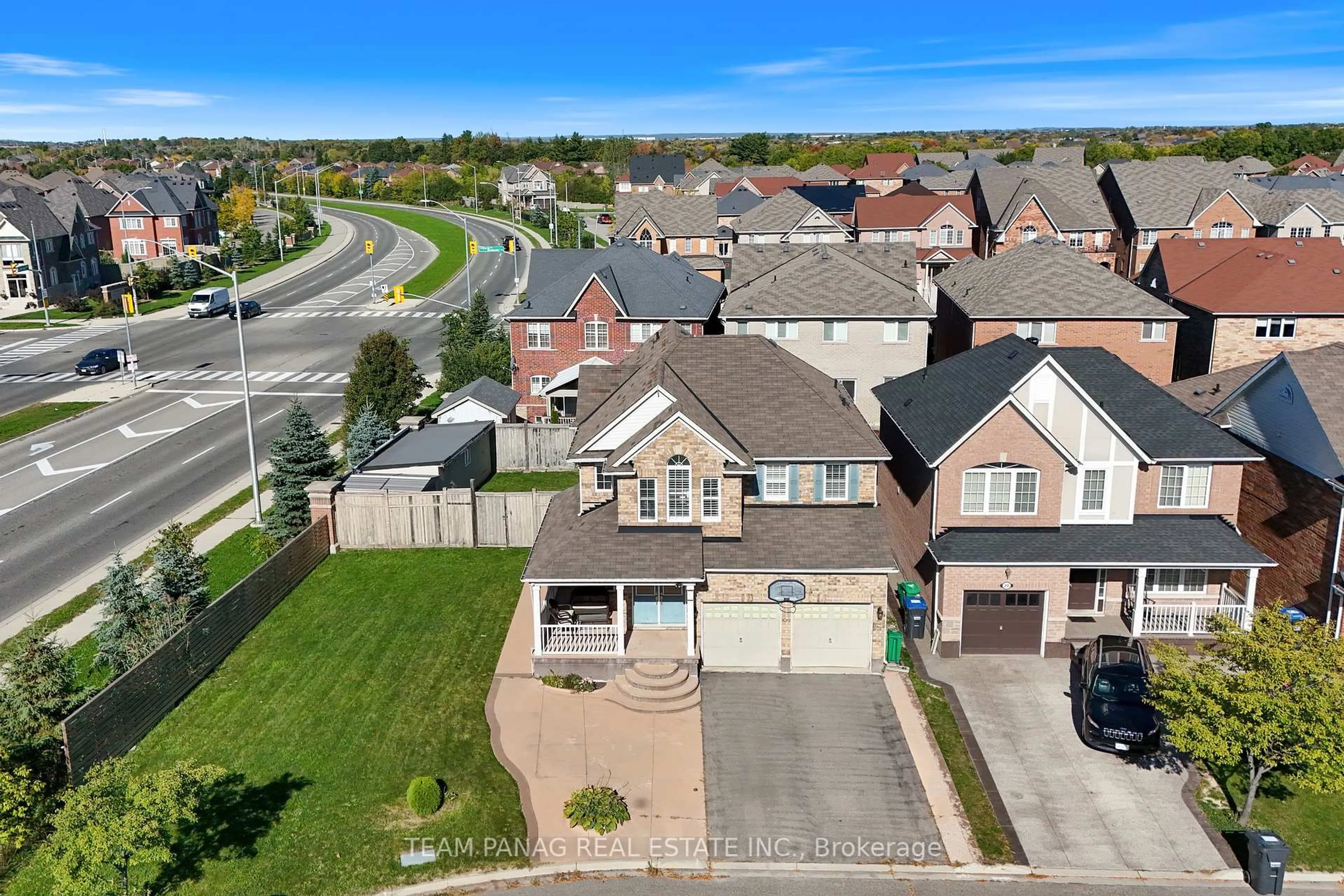 A pic from outside/outdoor area/front of a property/back of a property/a pic from drone, street for 22 Coachlight Cres, Brampton Ontario L6P 2Y6