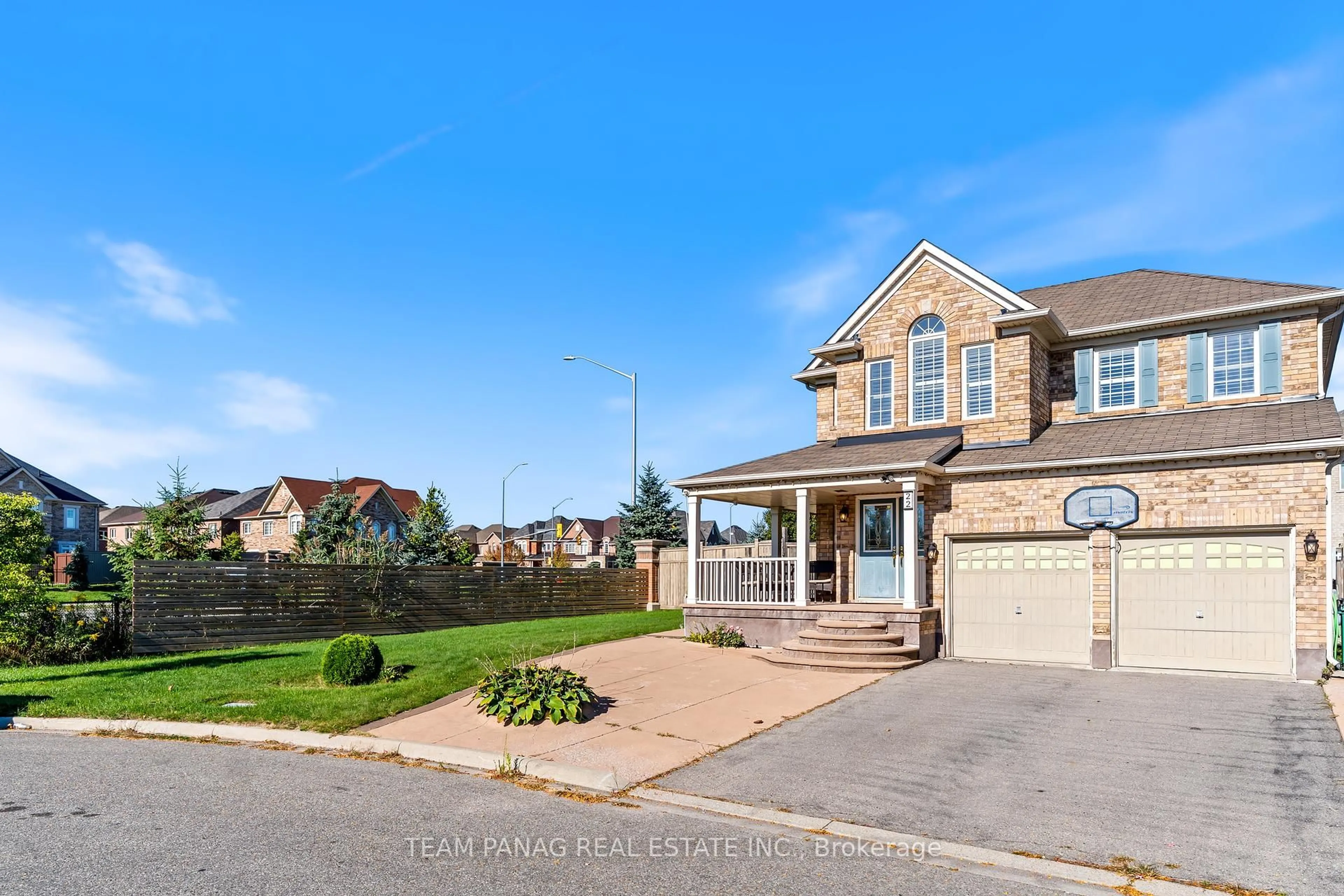 A pic from outside/outdoor area/front of a property/back of a property/a pic from drone, street for 22 Coachlight Cres, Brampton Ontario L6P 2Y6