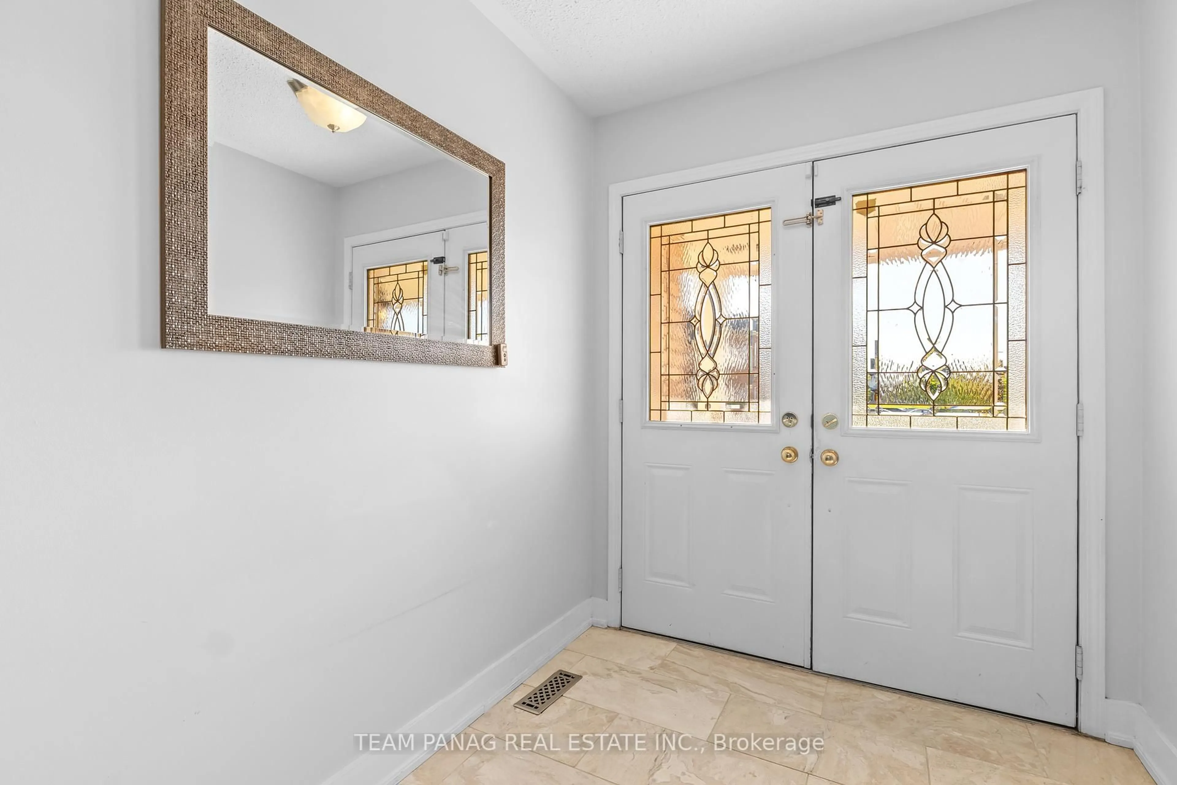 Indoor entryway for 22 Coachlight Cres, Brampton Ontario L6P 2Y6