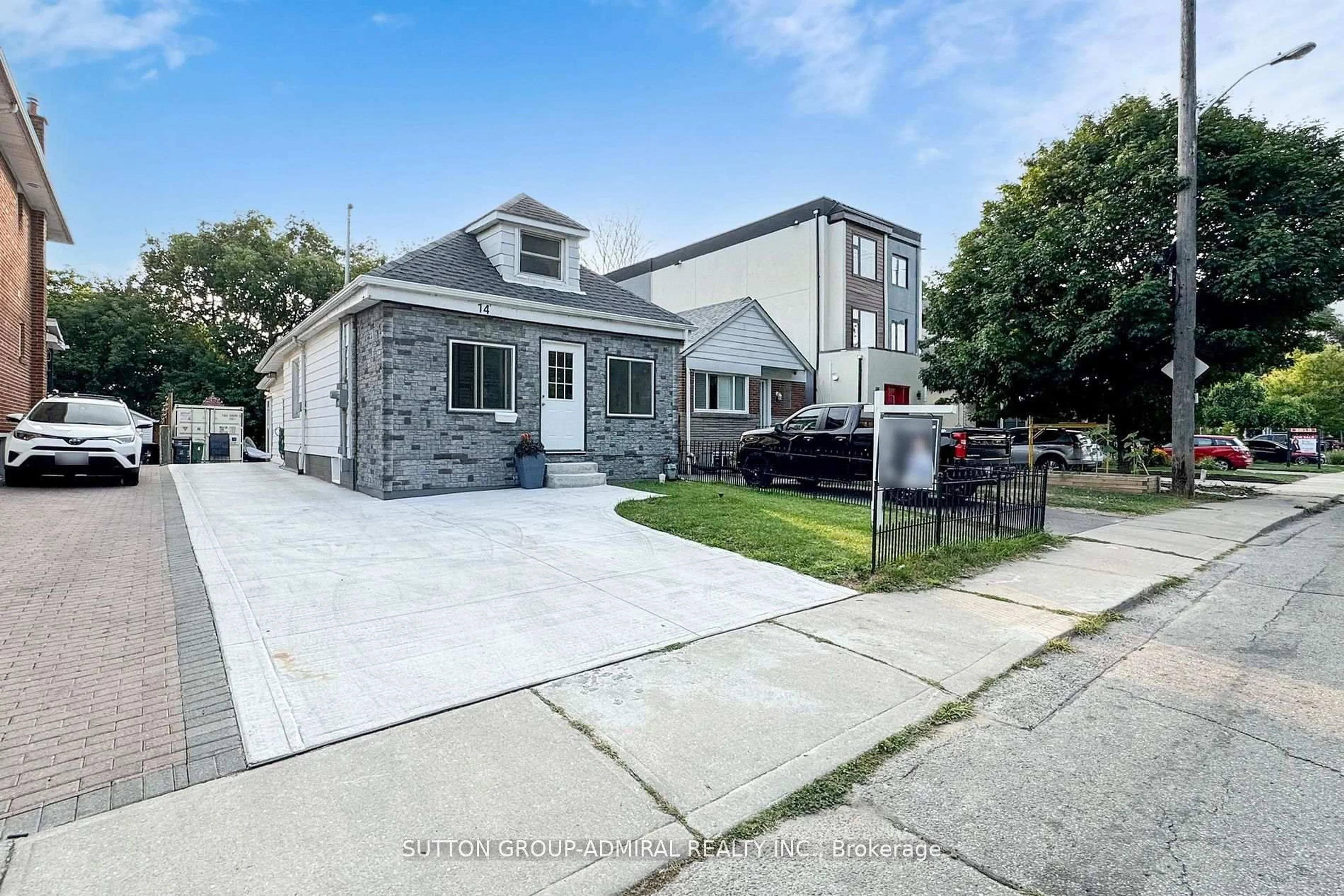 A pic from outside/outdoor area/front of a property/back of a property/a pic from drone, street for 14 Spears St, Toronto Ontario M6N 3X7