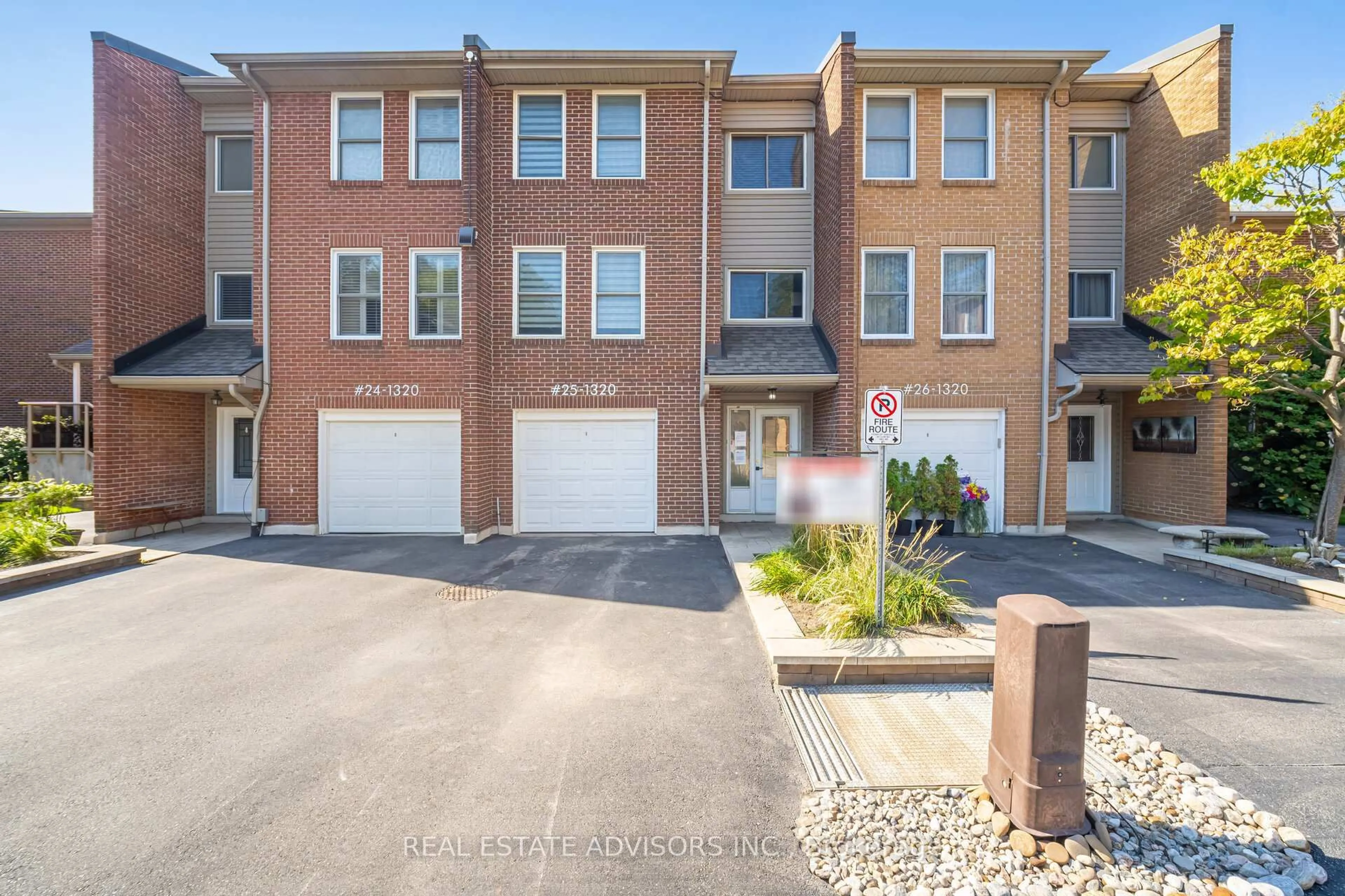 A pic from outside/outdoor area/front of a property/back of a property/a pic from drone, street for 1320 Hampton St #25, Oakville Ontario L6H 2S6