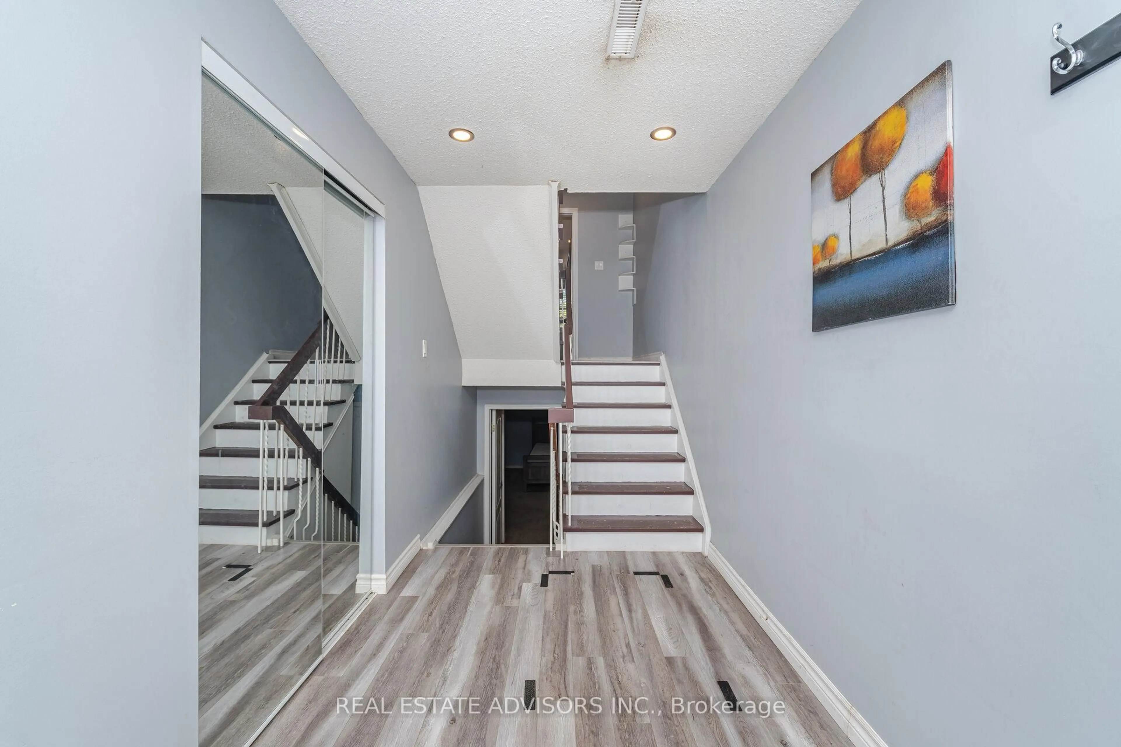 Indoor entryway for 1320 Hampton St #25, Oakville Ontario L6H 2S6