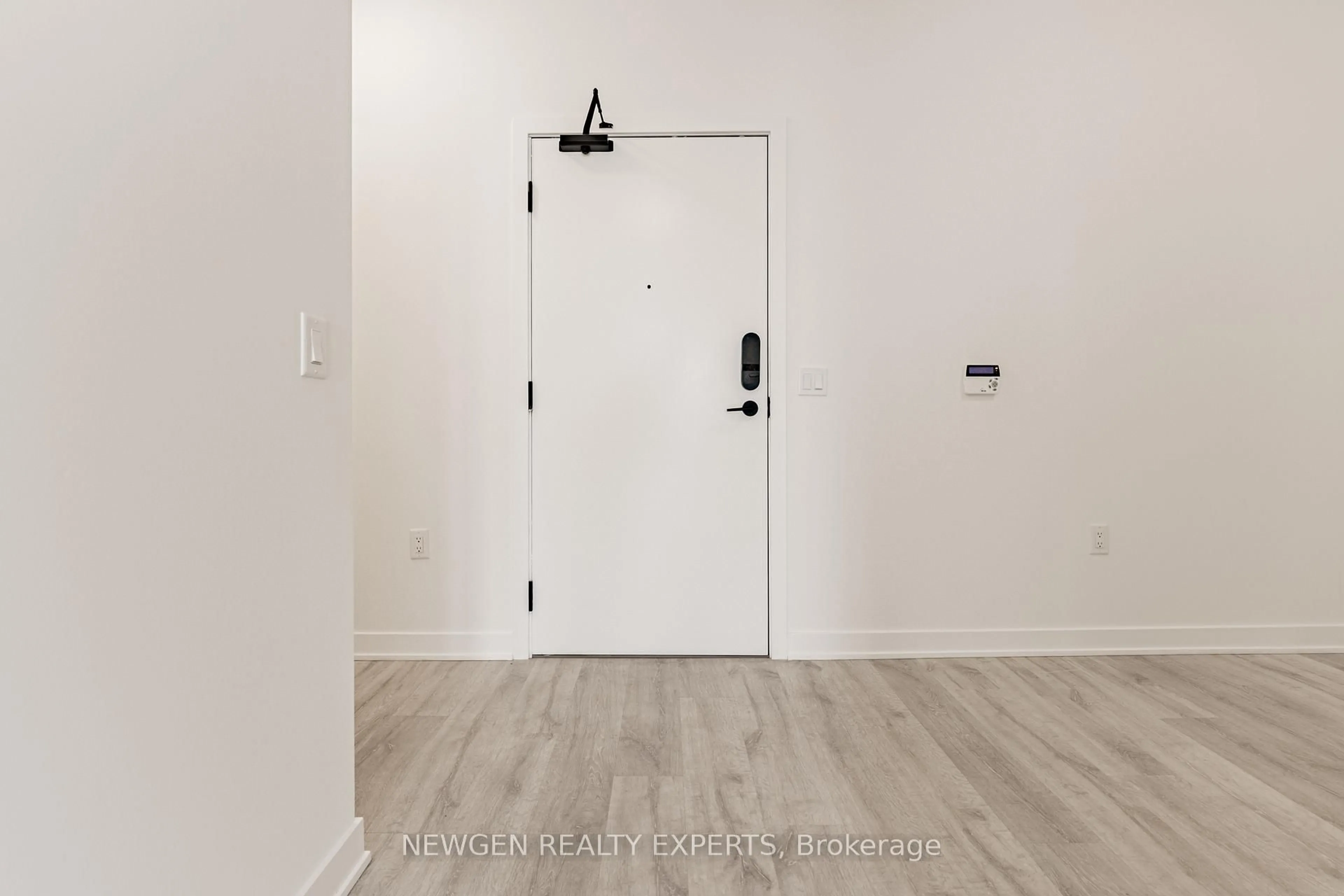 Indoor entryway for 4655 Metcalfe Ave #PH 2203, Mississauga Ontario L5M 0Z7