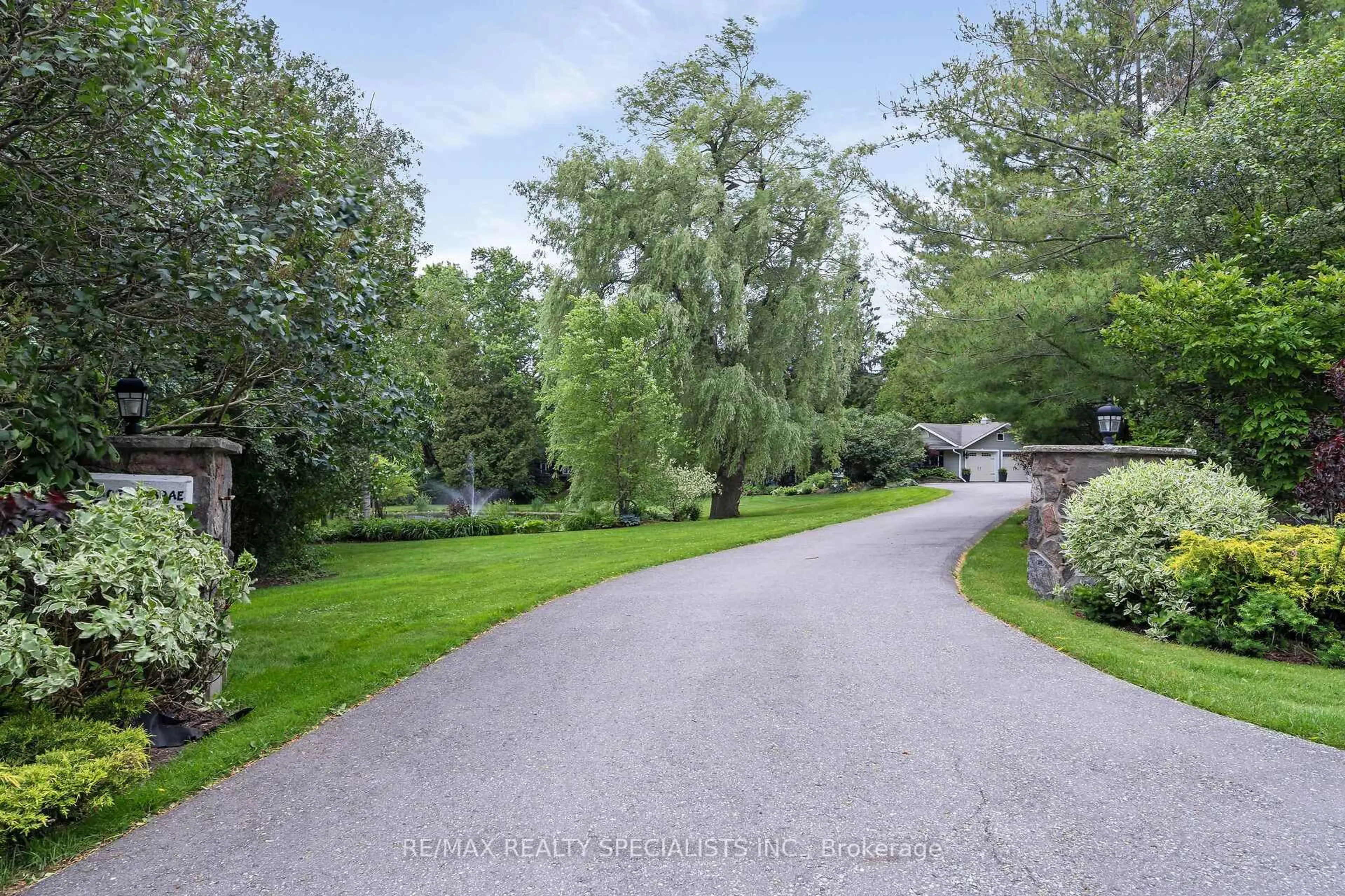 A pic from outside/outdoor area/front of a property/back of a property/a pic from drone, unknown for 2 Cedar Dr, Caledon Ontario L7K 1H6