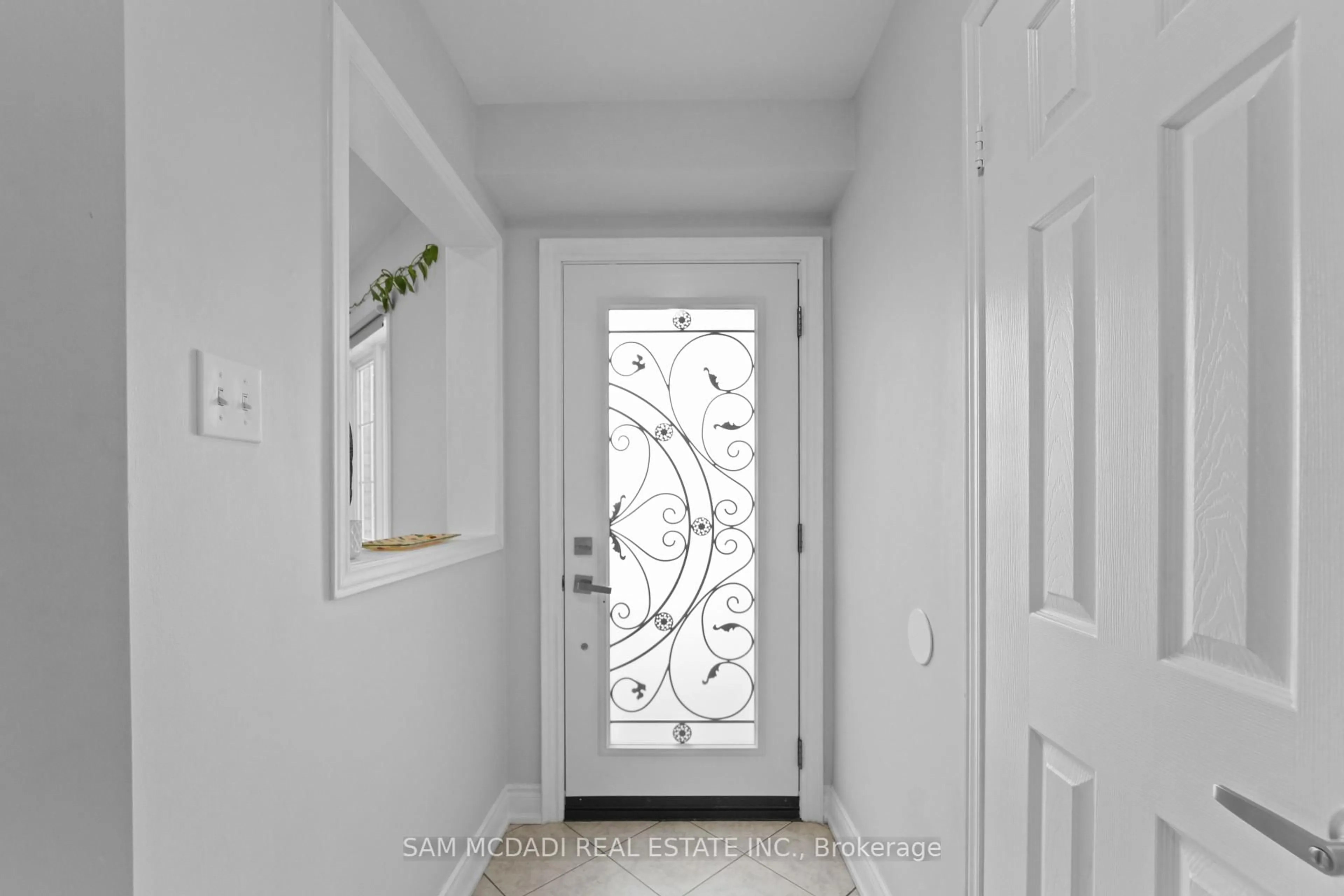 Indoor entryway for 525 Driftcurrent Dr, Mississauga Ontario L4Z 3Z2