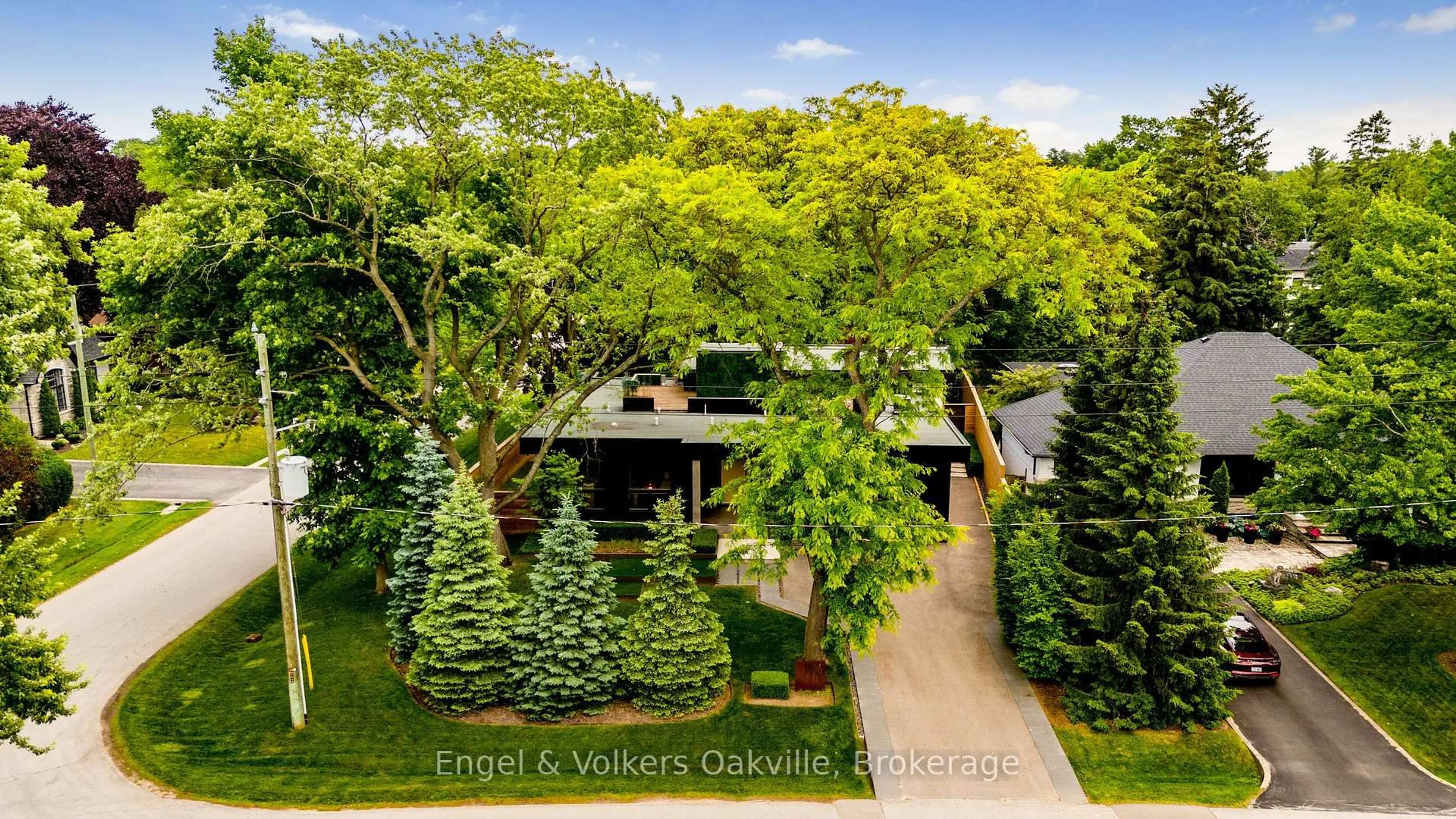 A pic from outside/outdoor area/front of a property/back of a property/a pic from drone, street for 1516 Duncan Rd, Oakville Ontario L6J 2R3