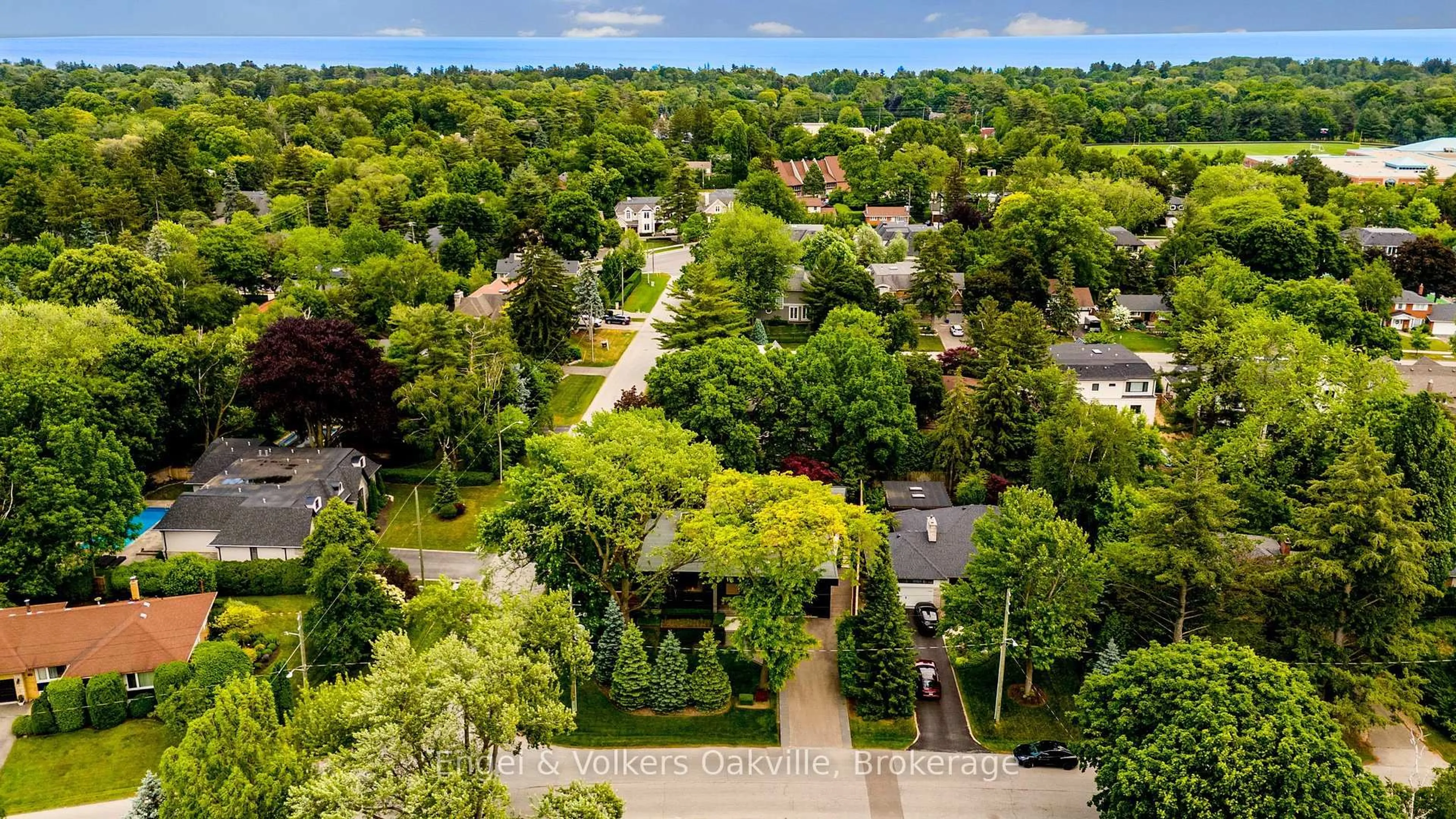 A pic from outside/outdoor area/front of a property/back of a property/a pic from drone, street for 1516 Duncan Rd, Oakville Ontario L6J 2R3