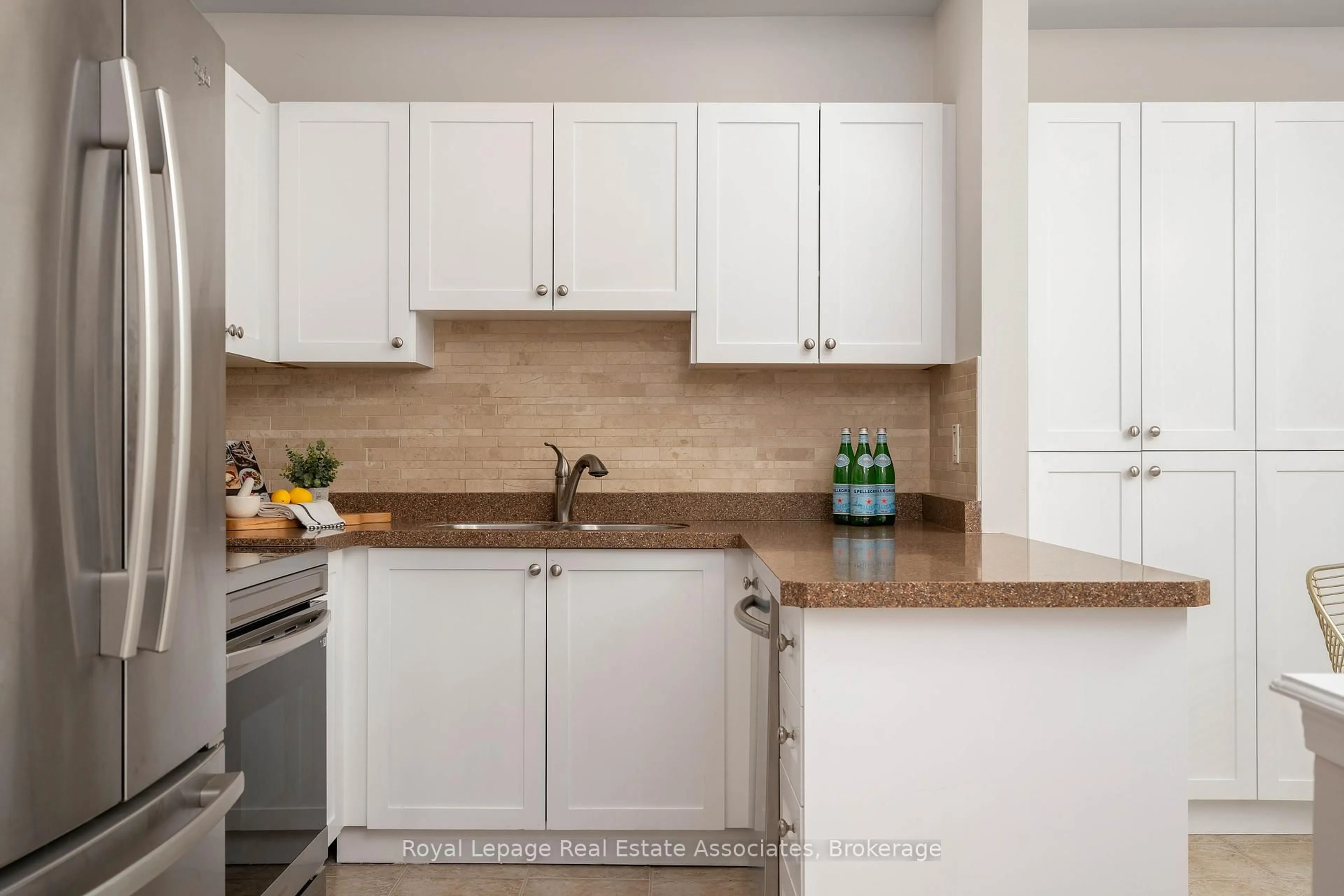 Standard kitchen, unknown for 1130 Cawthra Rd #32, Mississauga Ontario L5G 4V7