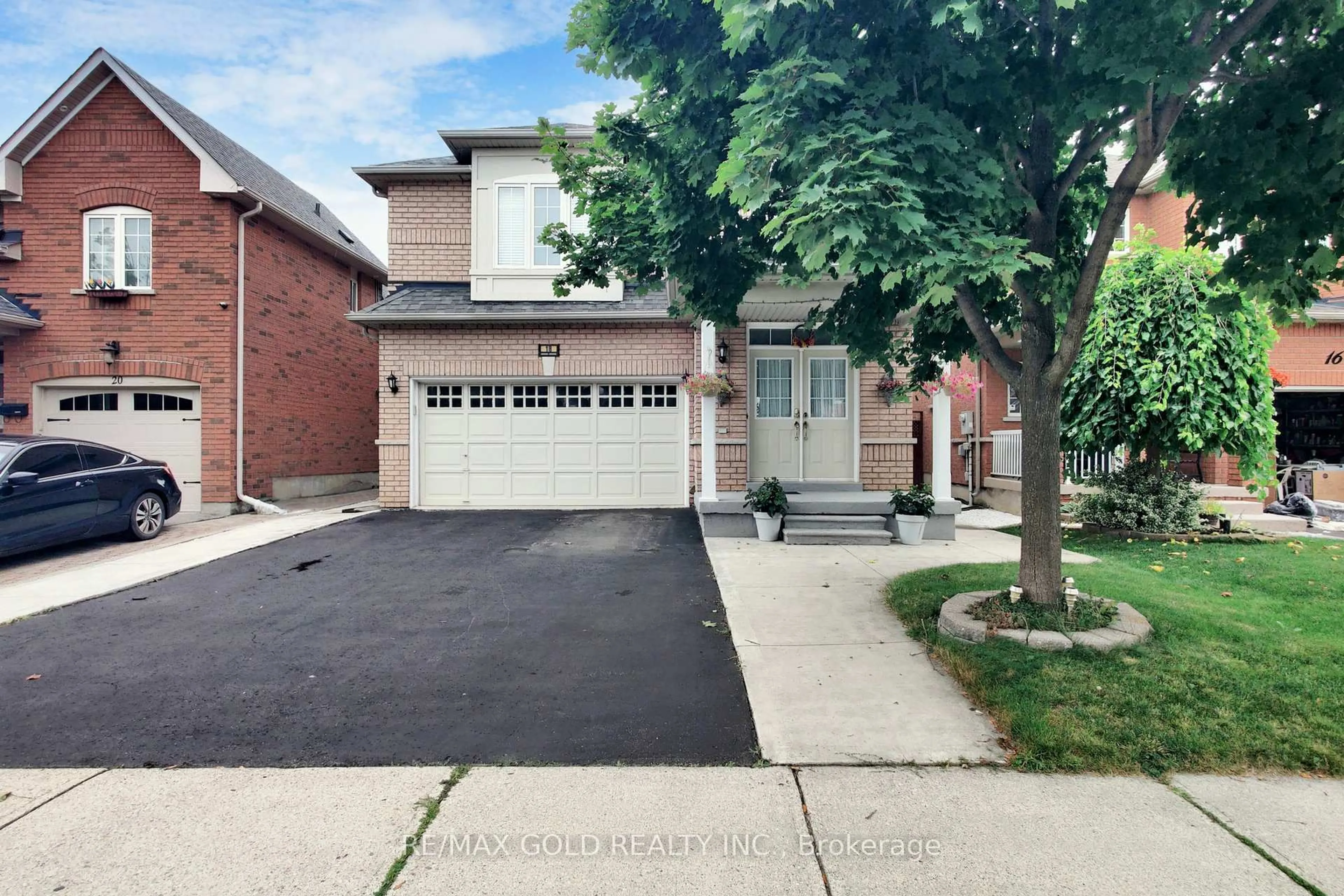 Home with brick exterior material, street for 18 Thimbleberry St, Brampton Ontario L7A 3L3