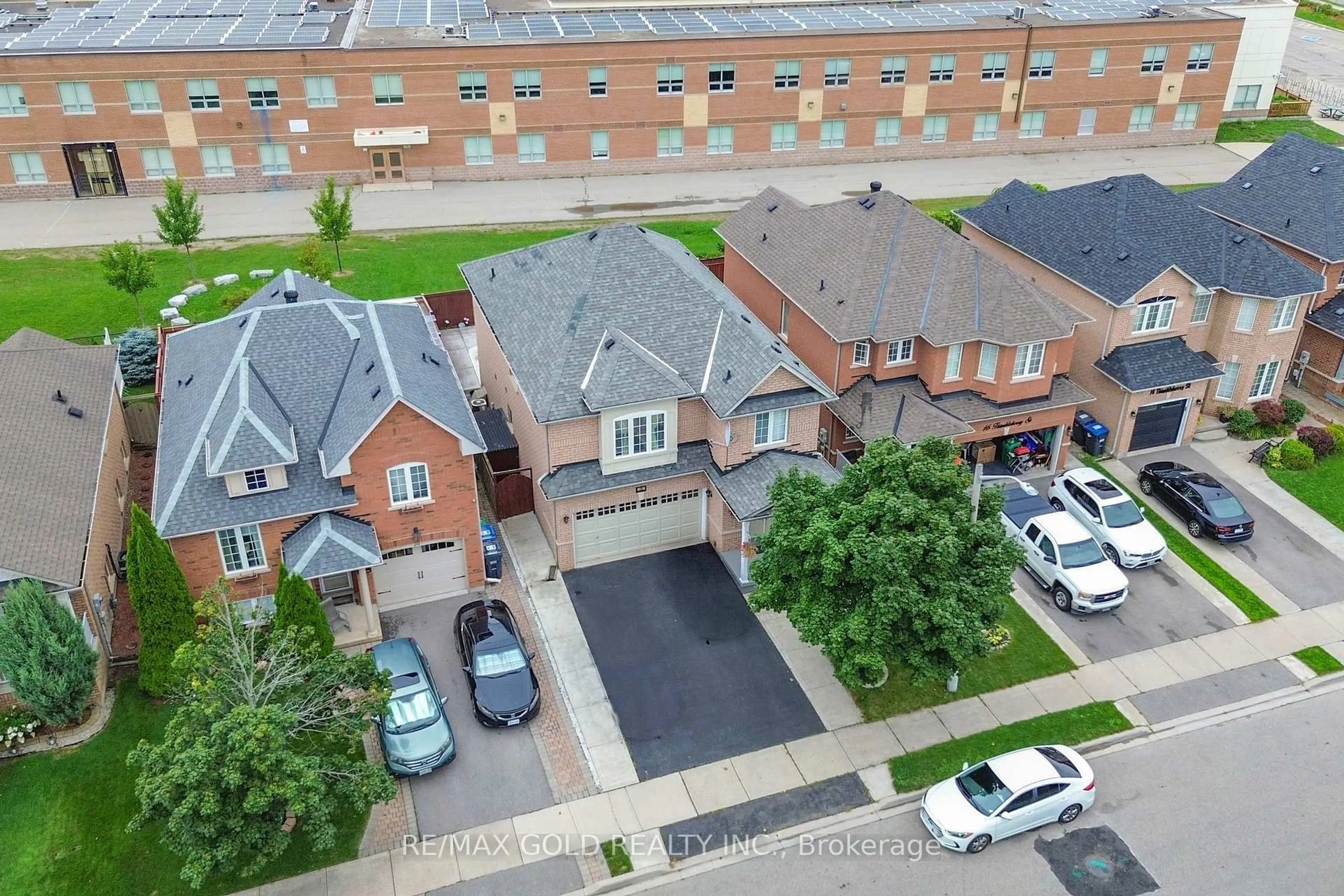A pic from outside/outdoor area/front of a property/back of a property/a pic from drone, street for 18 Thimbleberry St, Brampton Ontario L7A 3L3