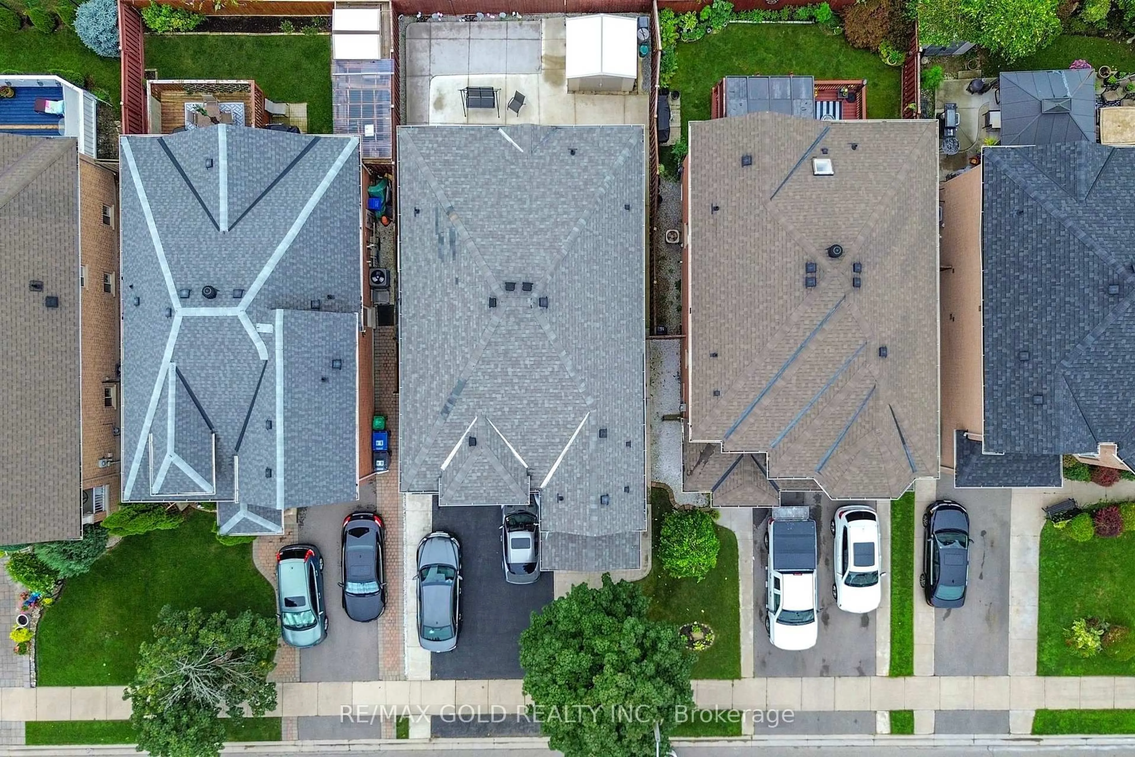 A pic from outside/outdoor area/front of a property/back of a property/a pic from drone, street for 18 Thimbleberry St, Brampton Ontario L7A 3L3