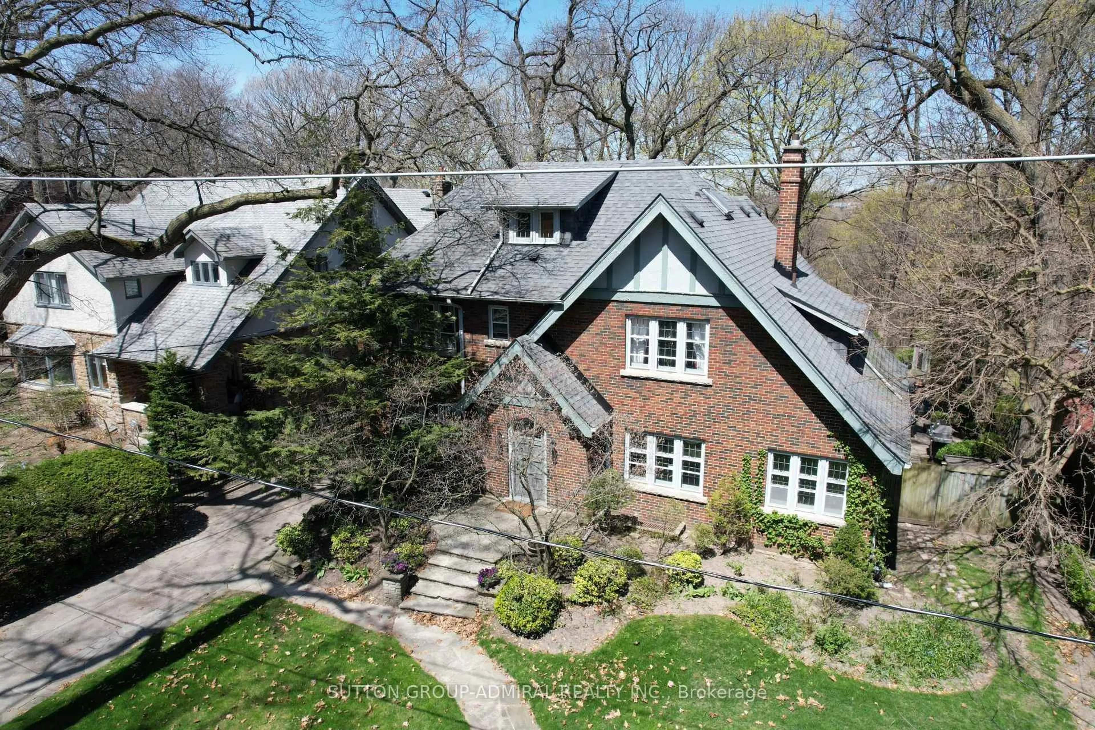 A pic from outside/outdoor area/front of a property/back of a property/a pic from drone, street for 72 Baby Point Rd, Toronto Ontario M6S 2G3