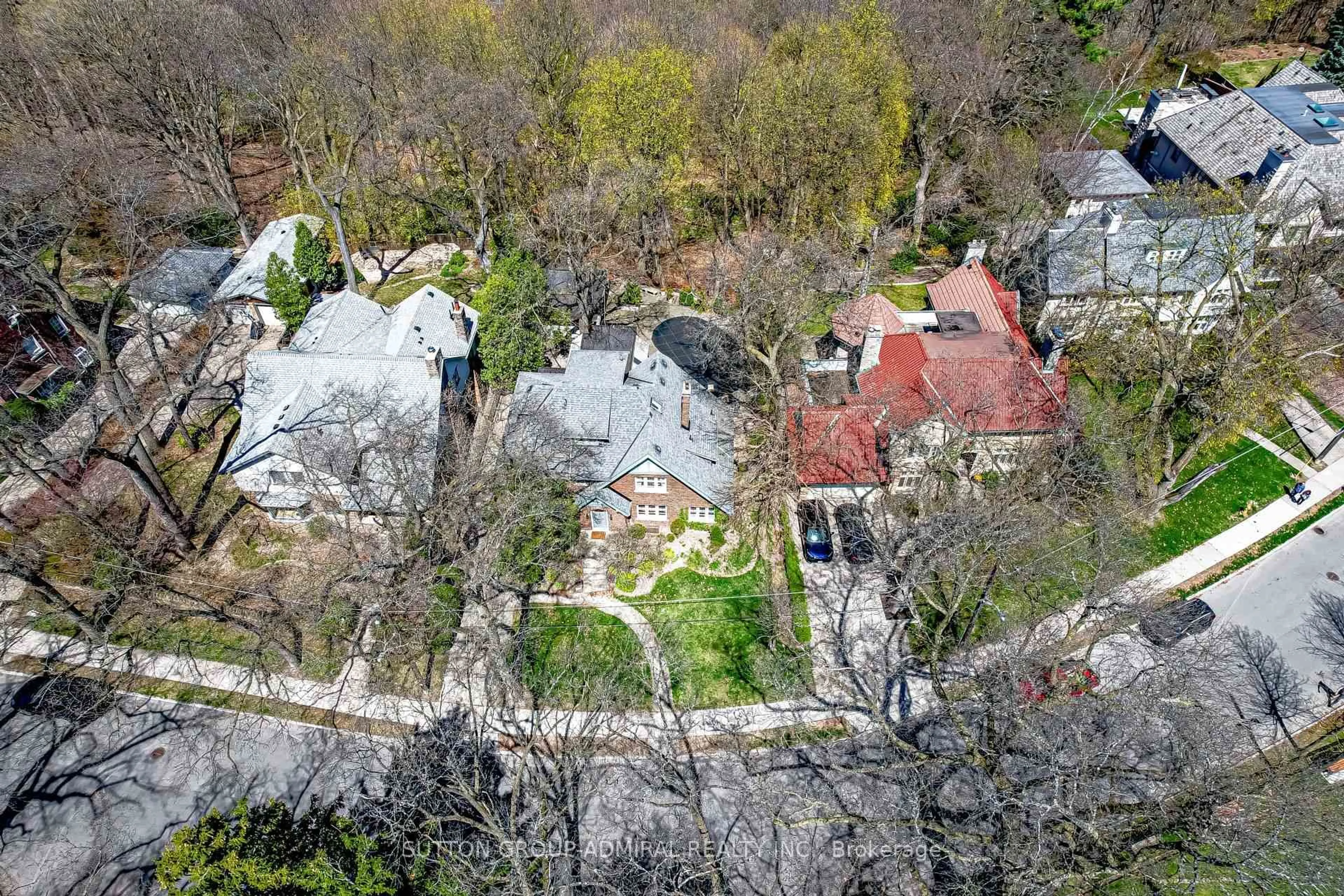 A pic from outside/outdoor area/front of a property/back of a property/a pic from drone, street for 72 Baby Point Rd, Toronto Ontario M6S 2G3