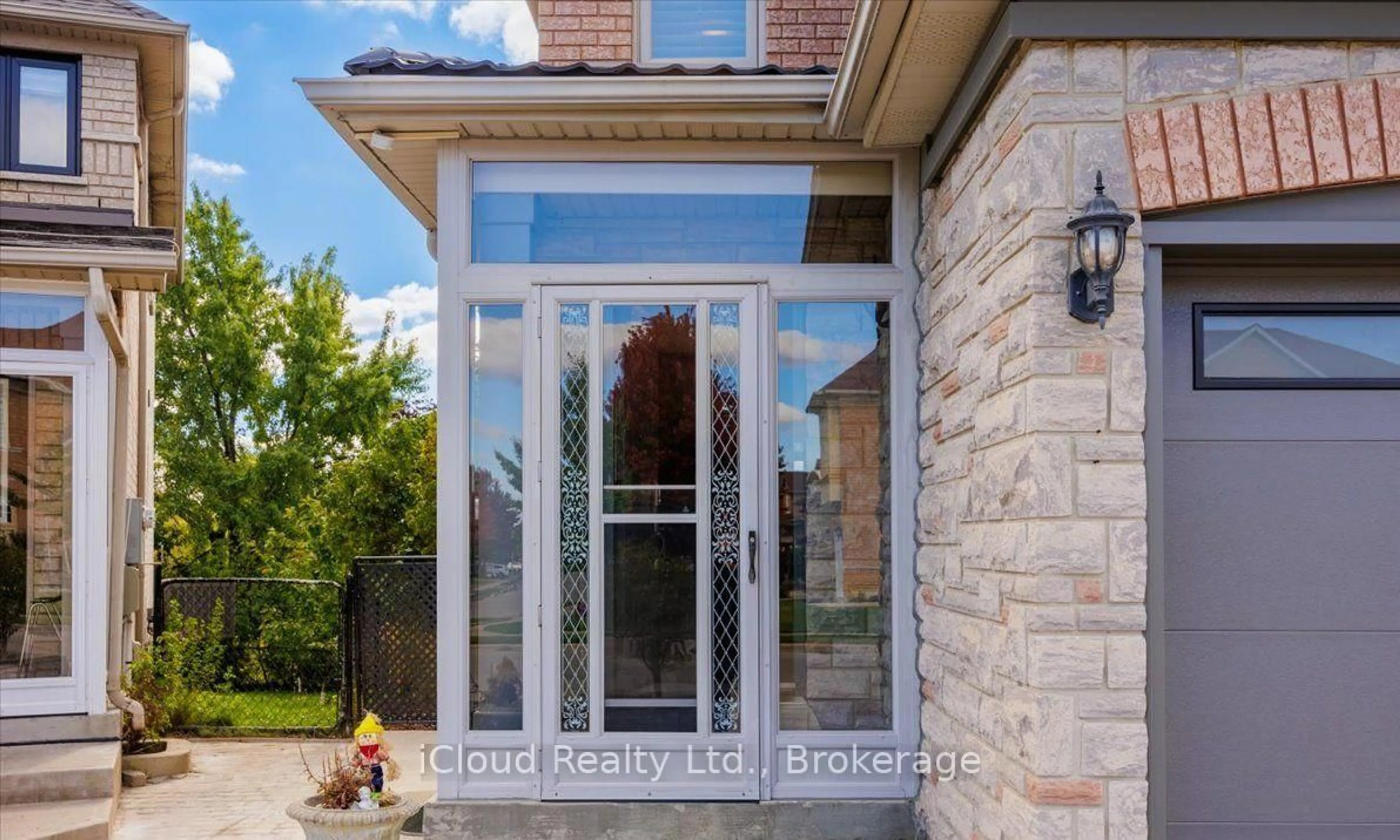 Indoor entryway for 36 Pacific Wind Cres, Brampton Ontario L6R 2B1
