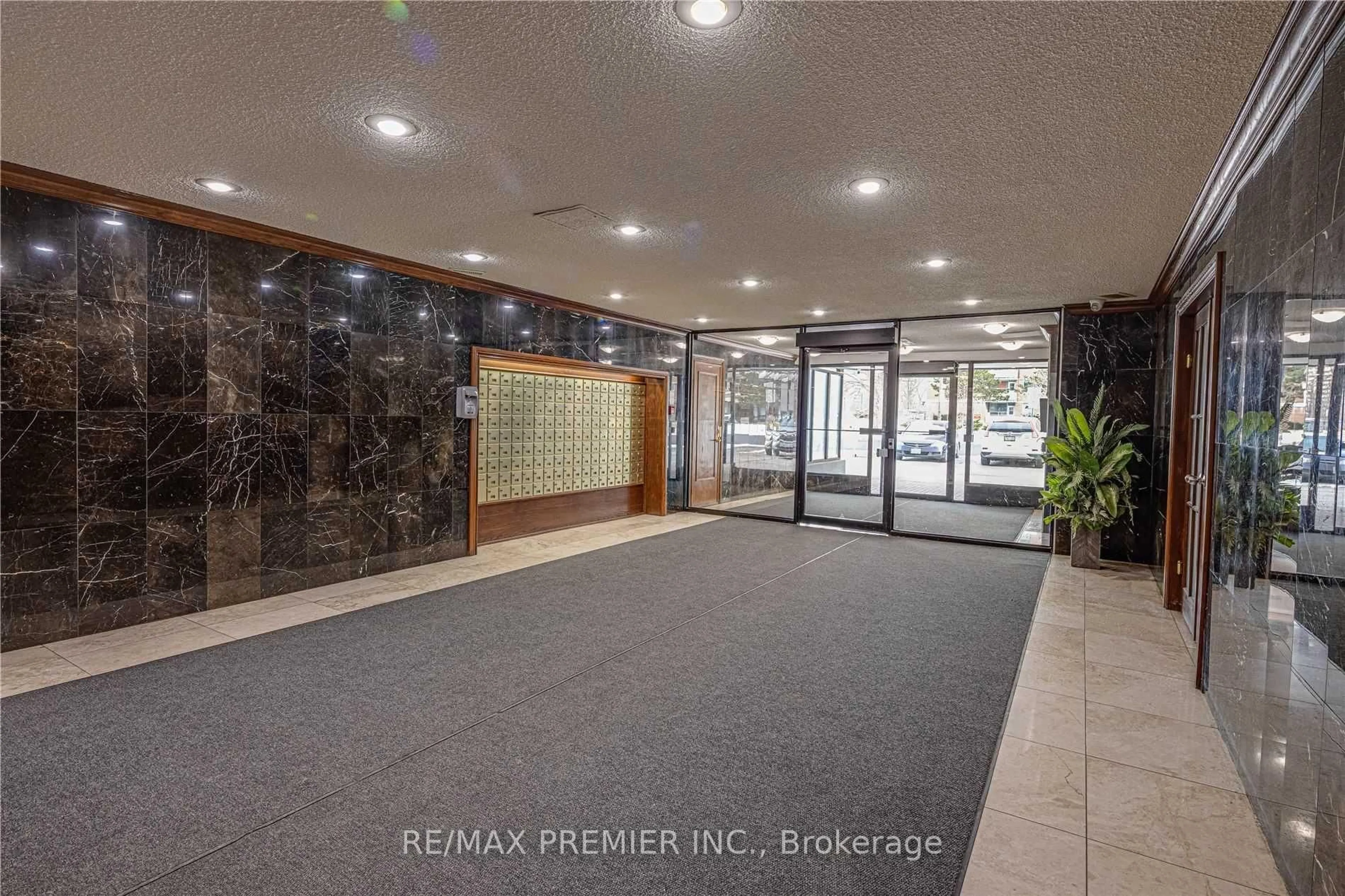 Indoor foyer for 10 Tobermory Dr #501, Toronto Ontario M3N 2Y5