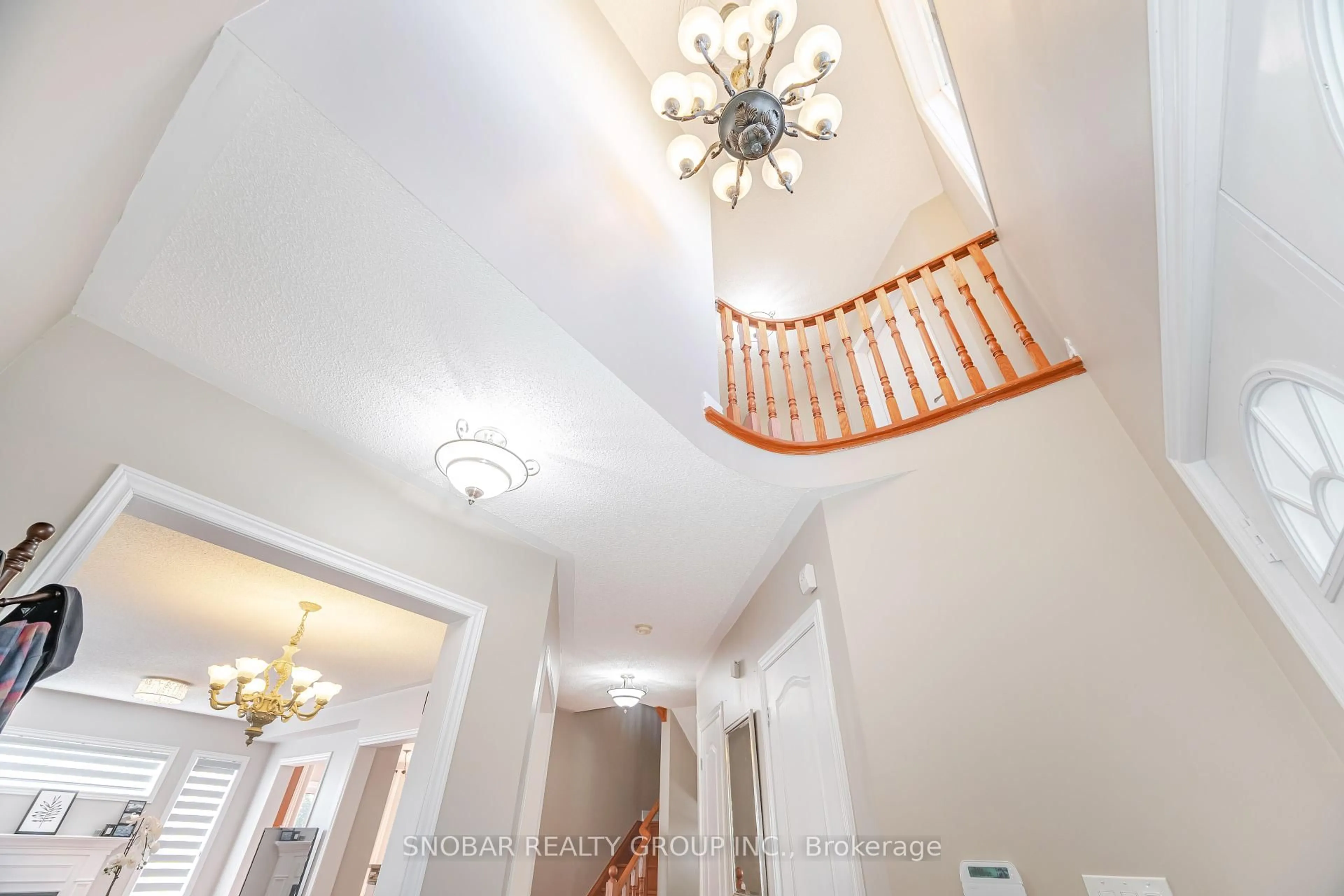 Indoor foyer for 1124 Knotty Pine Grve, Mississauga Ontario L5W 1J6