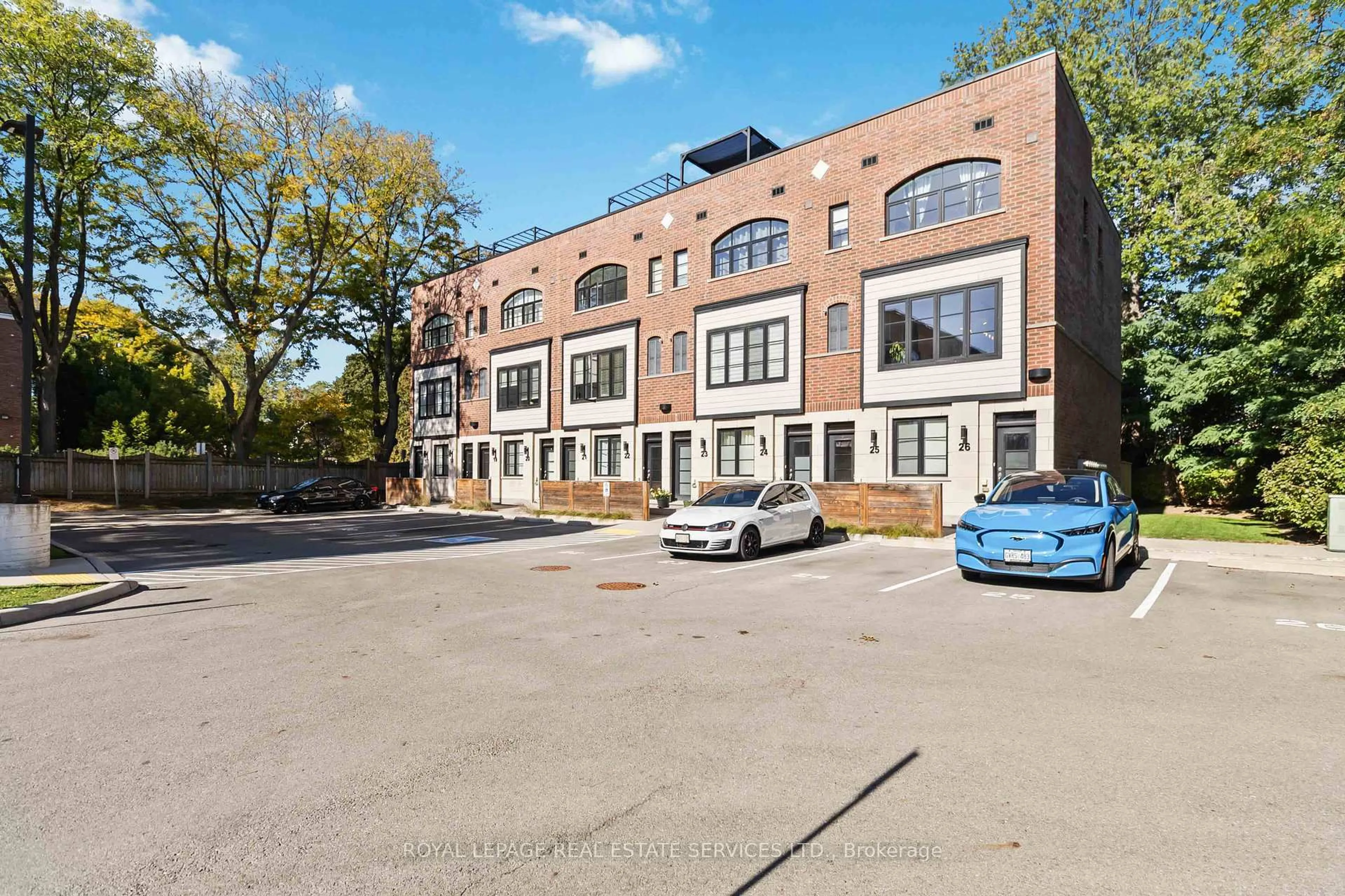 A pic from outside/outdoor area/front of a property/back of a property/a pic from drone, building for 405 Plains Rd #25, Burlington Ontario L7T 2C9
