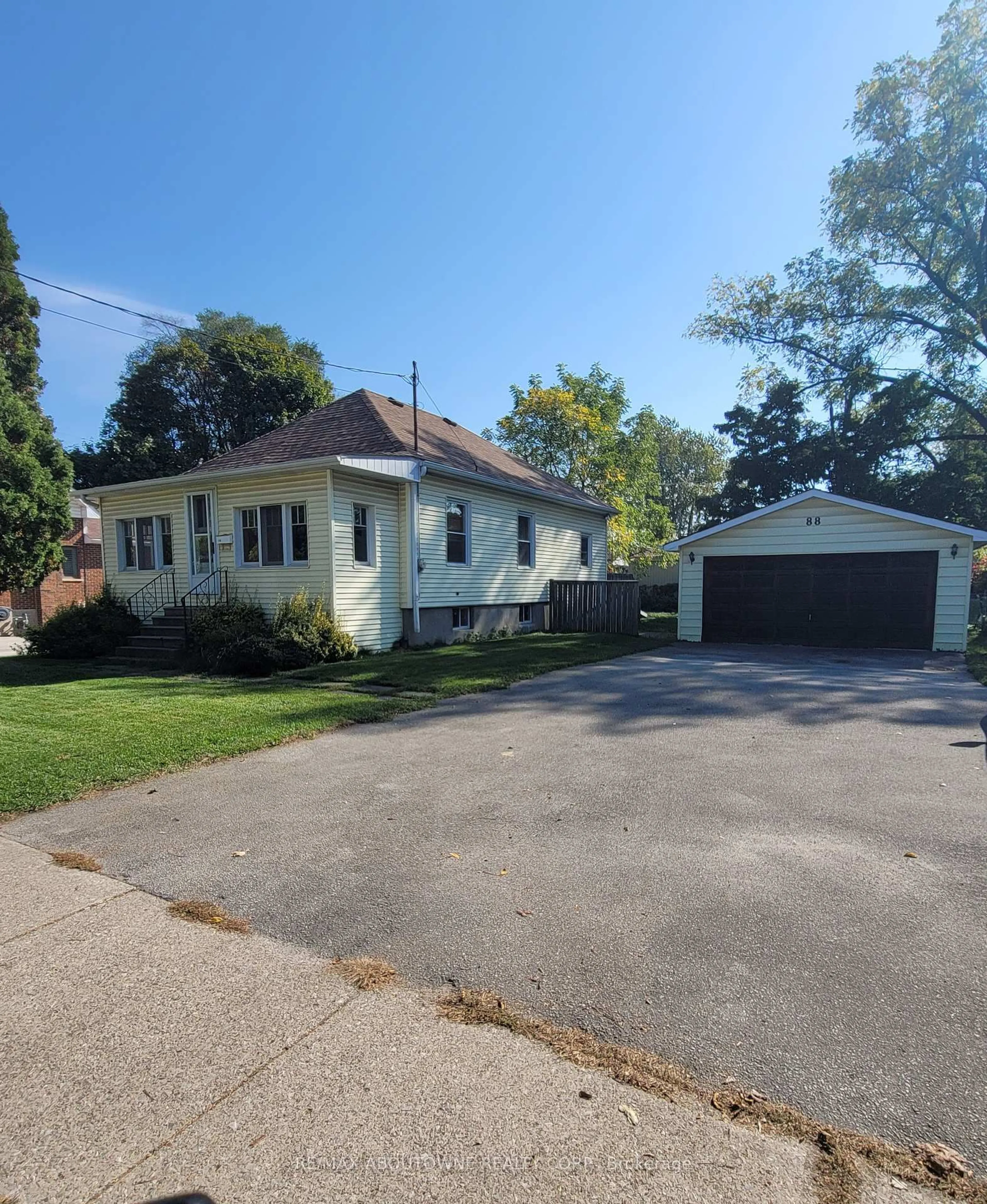 A pic from outside/outdoor area/front of a property/back of a property/a pic from drone, street for 88 Robert St, Milton Ontario L9T 1G8