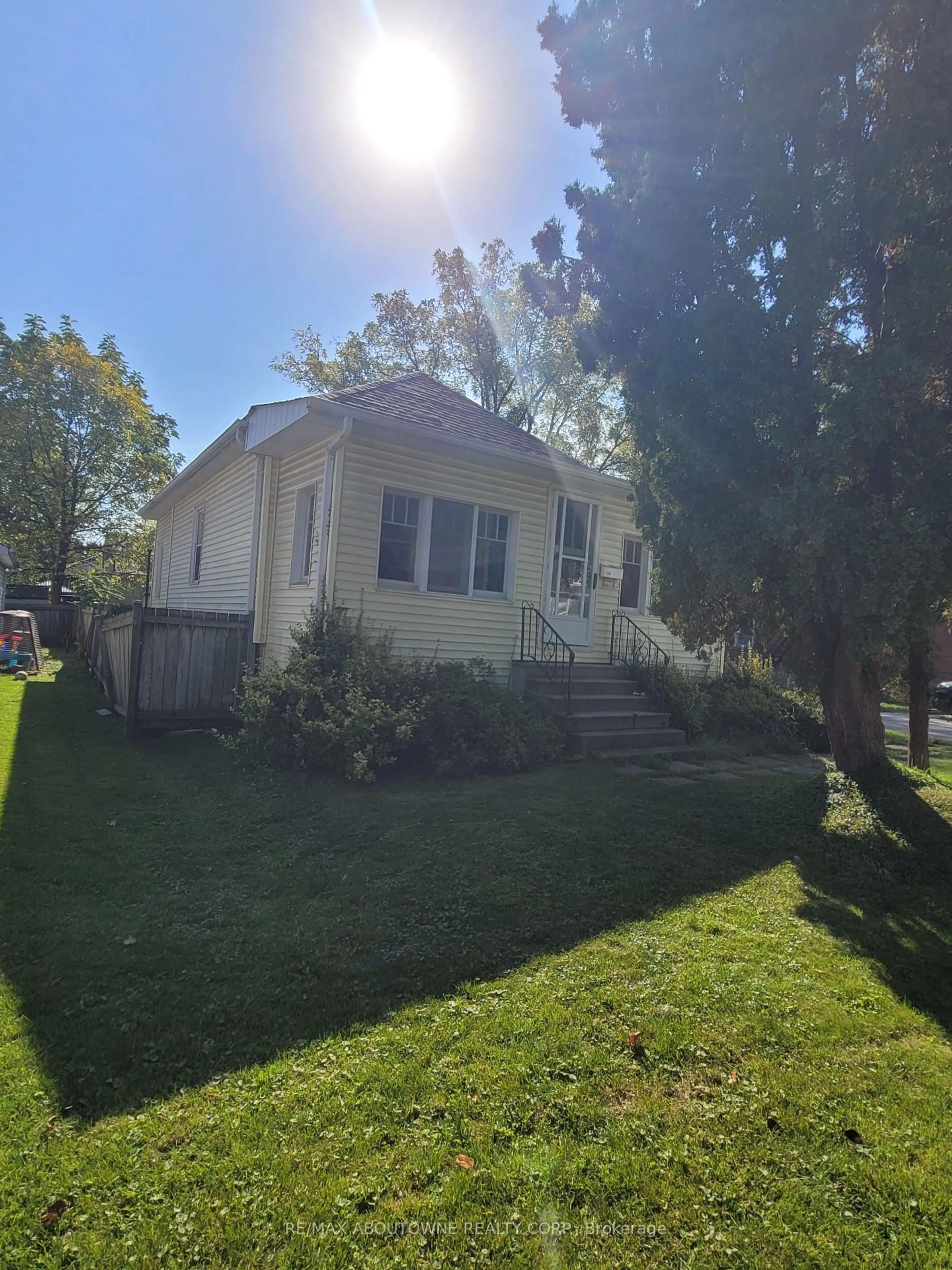 A pic from outside/outdoor area/front of a property/back of a property/a pic from drone, street for 88 Robert St, Milton Ontario L9T 1G8