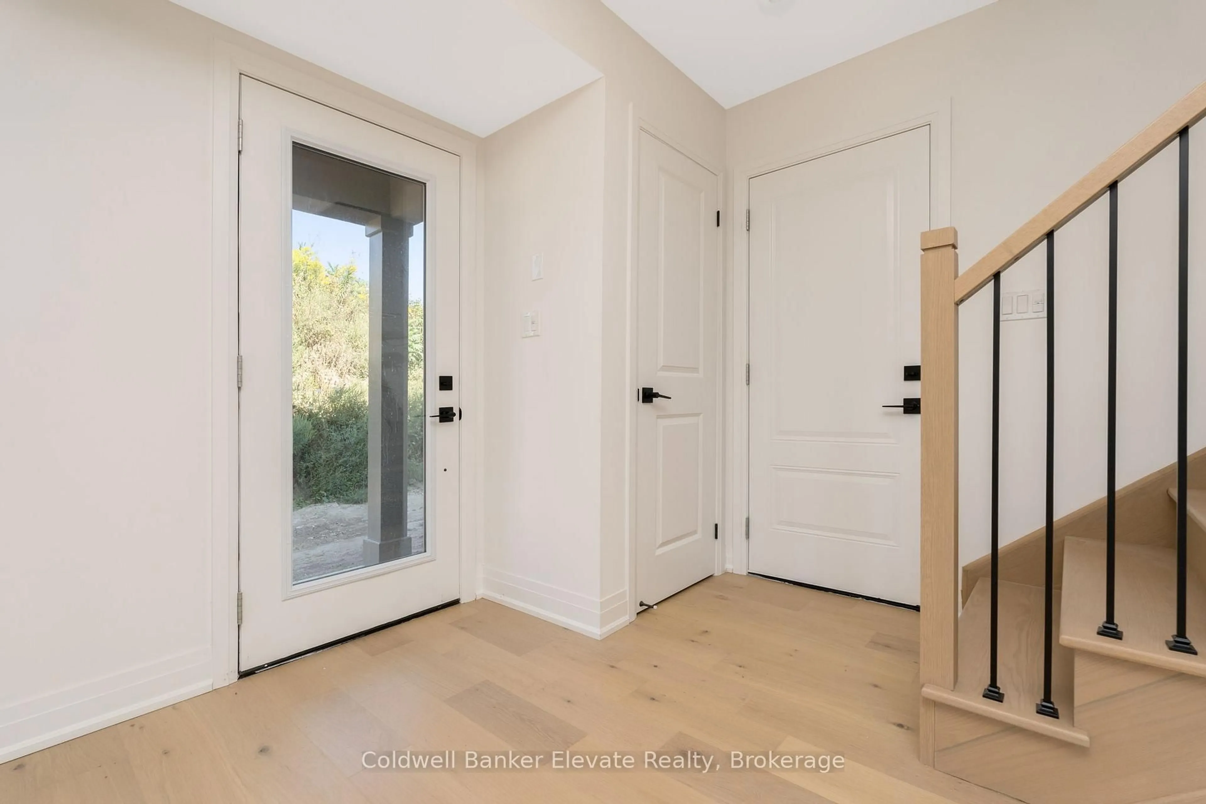 Indoor entryway for 72 Windtree Way, Halton Hills Ontario L7G 0P6