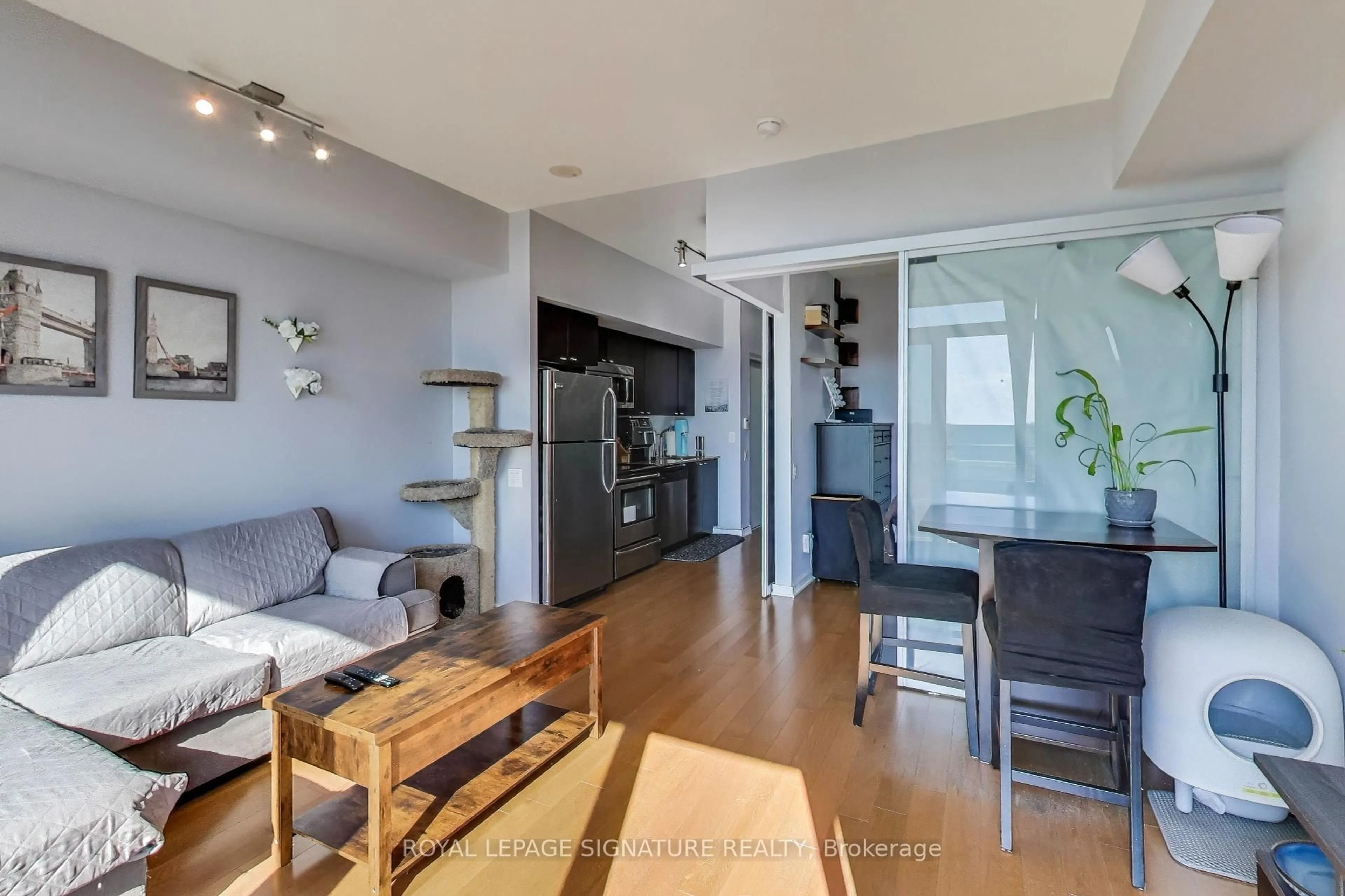 Open concept kitchen, wood/laminate floor for 105 The Queensway #1207, Toronto Ontario M6S 5B5
