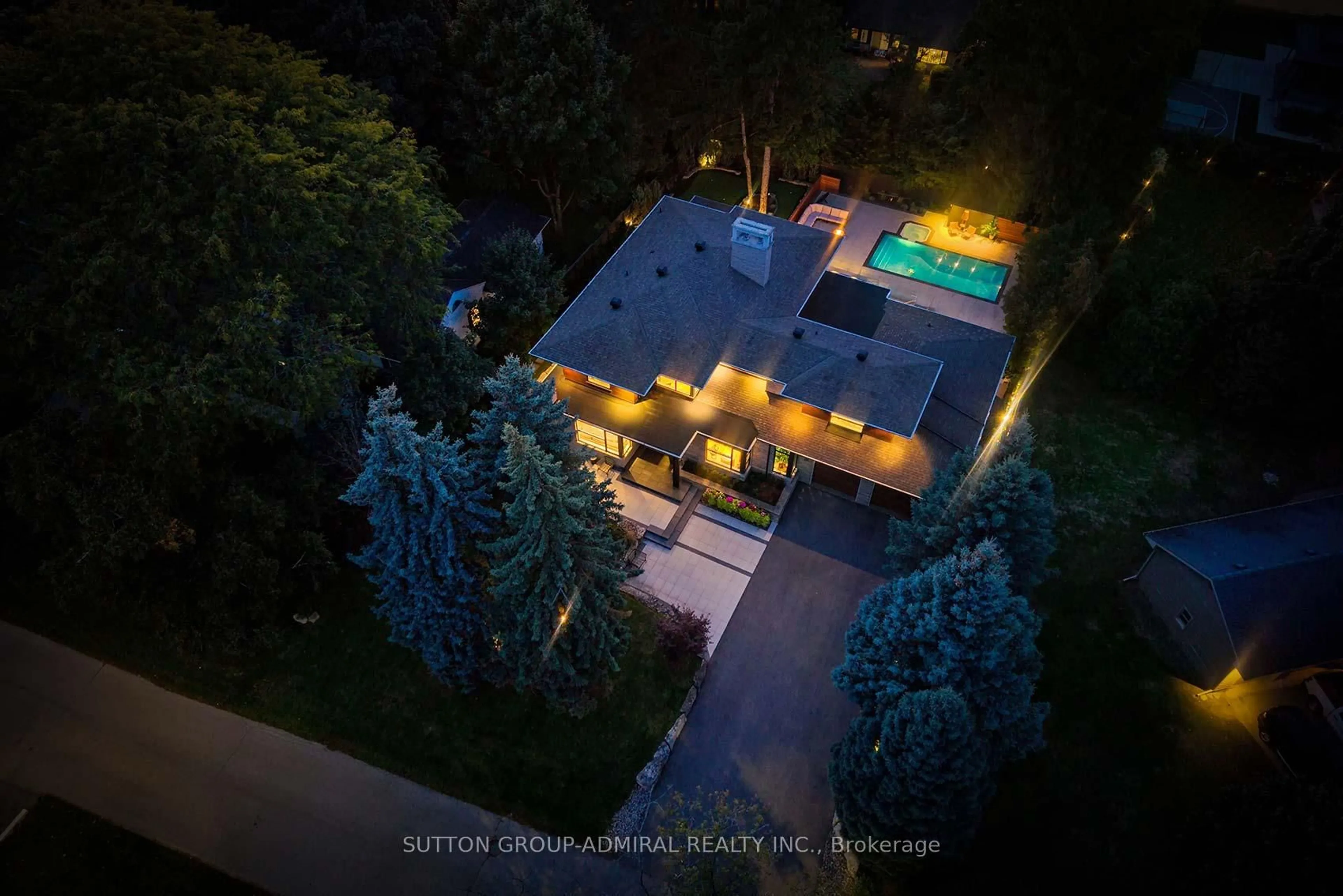 A pic from outside/outdoor area/front of a property/back of a property/a pic from drone, street for 211 Glenview Dr, Mississauga Ontario L5G 2N7