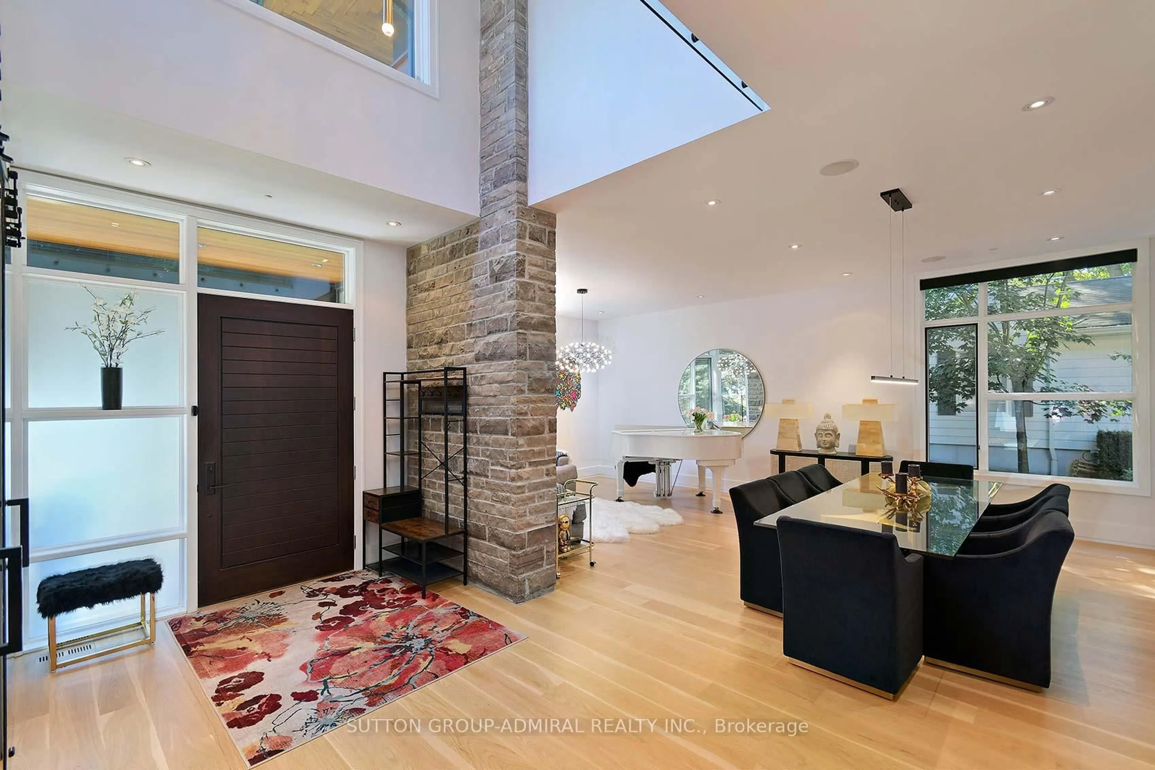 Indoor foyer for 211 Glenview Dr, Mississauga Ontario L5G 2N7