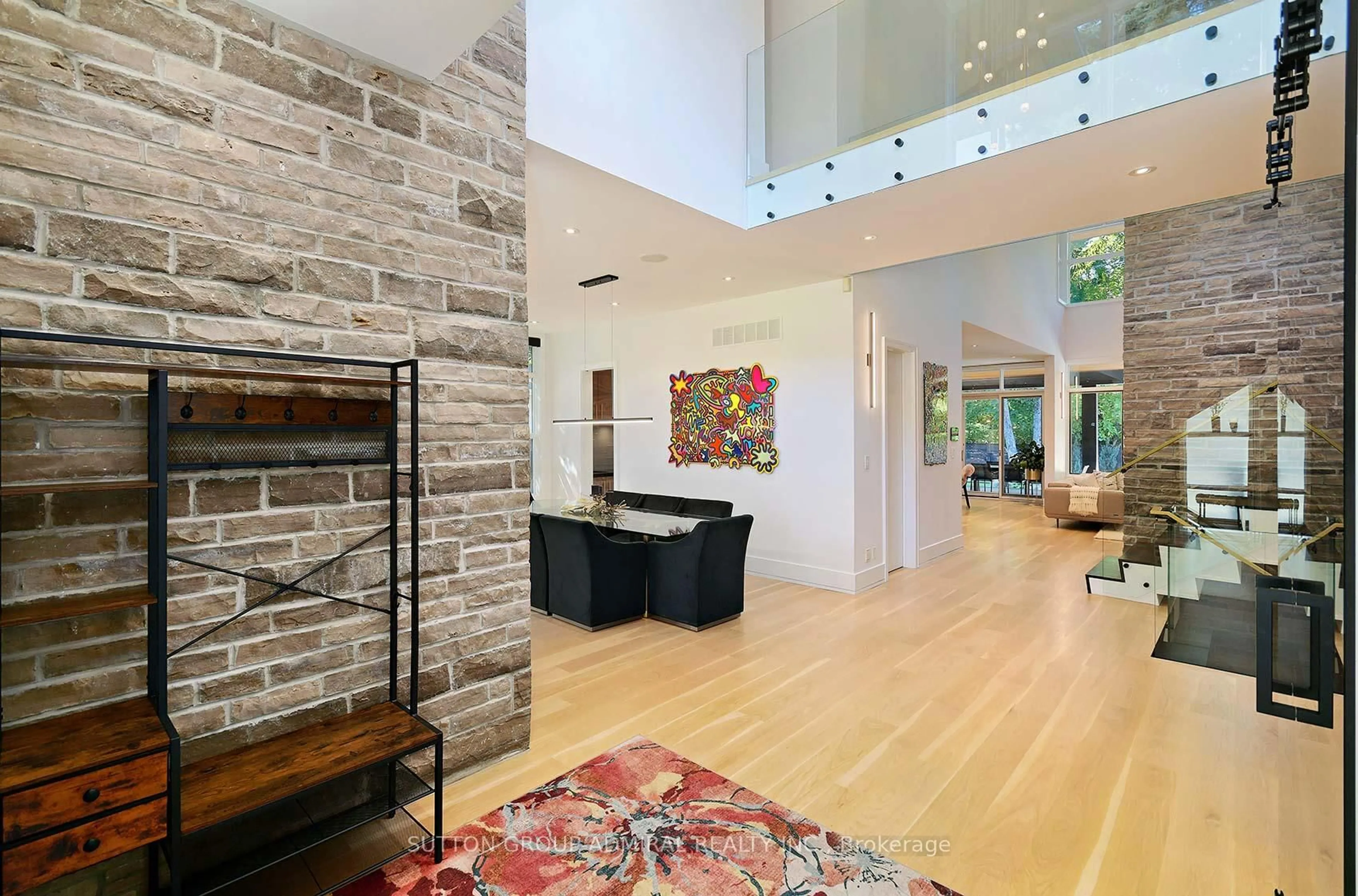 Indoor foyer for 211 Glenview Dr, Mississauga Ontario L5G 2N7